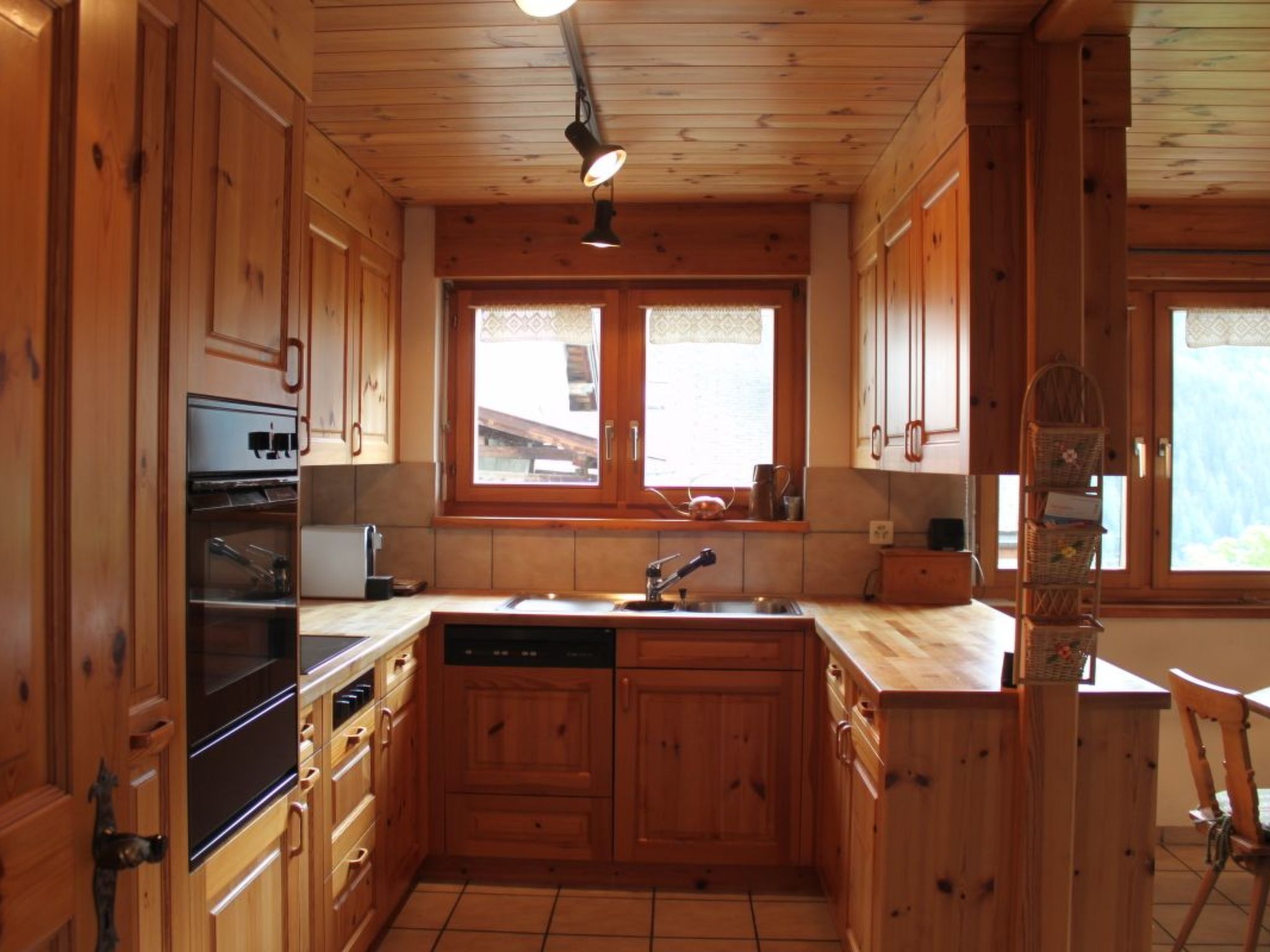Appartement Chasa Crusch 117, (Ardez) – Cuisine et coin repas, photo 5 sur 20