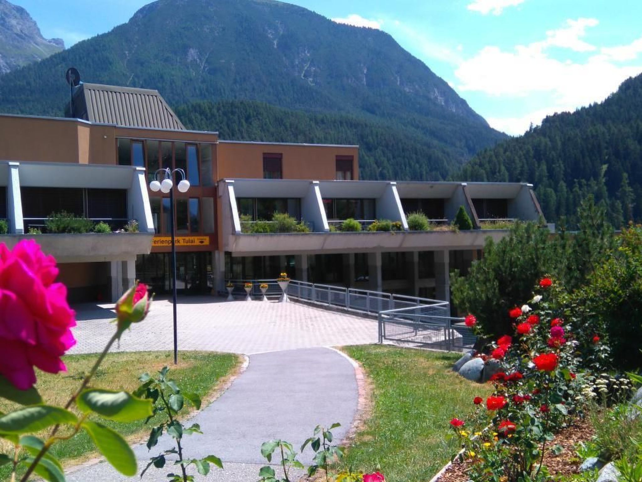 Our spacious, bright 2 1/2-room apartment (80 m2) is located in a quiet location, on the eastern edge of the village of Scuol, in the holiday park Tulai. The apartment has a modern, well equipped open..