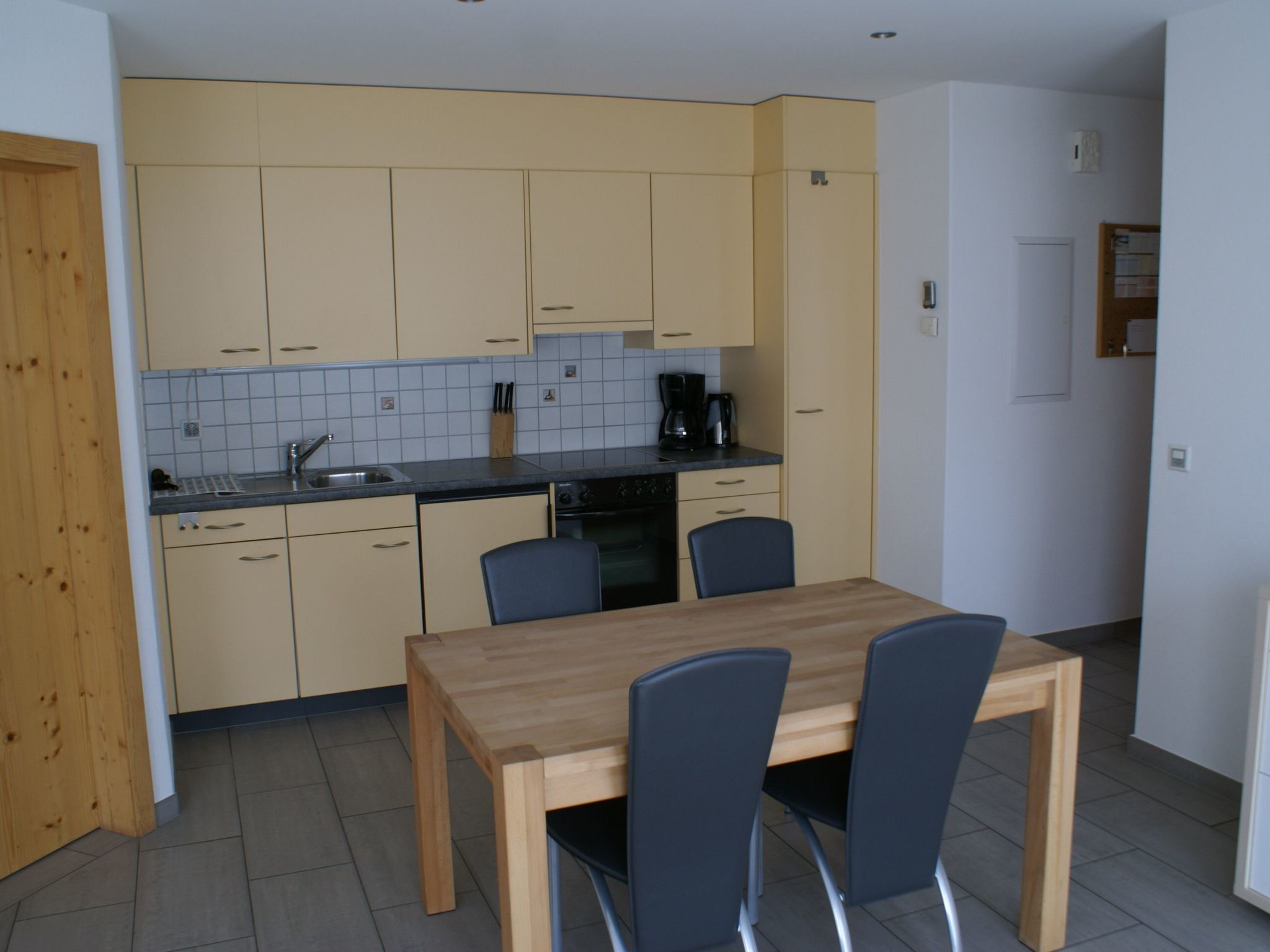 Appartement Chasa Mundin ****, (Scuol) – Cuisine et coin repas, photo 7 sur 8