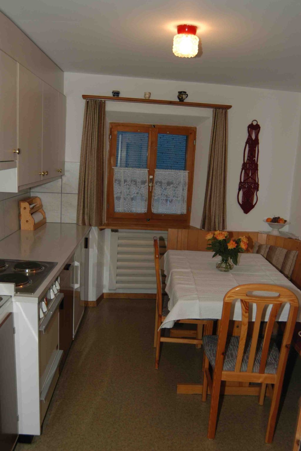 Appartement Chasa Calcagnini, (Scuol) – Cuisine et coin repas, photo 22 sur 26