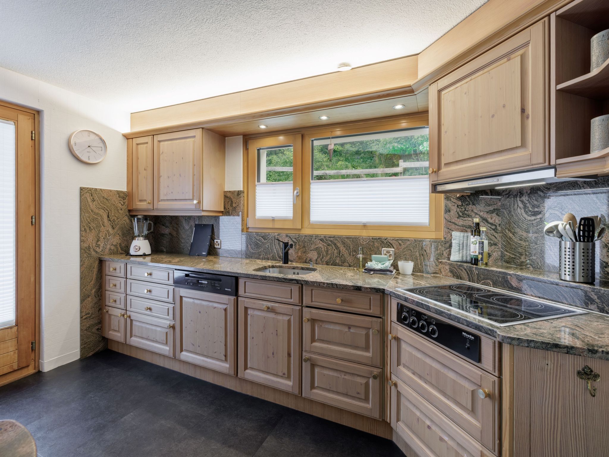 Appartement Haus Bergjuwel Aura, (Scuol) – Cuisine et coin repas, photo 7 sur 26
