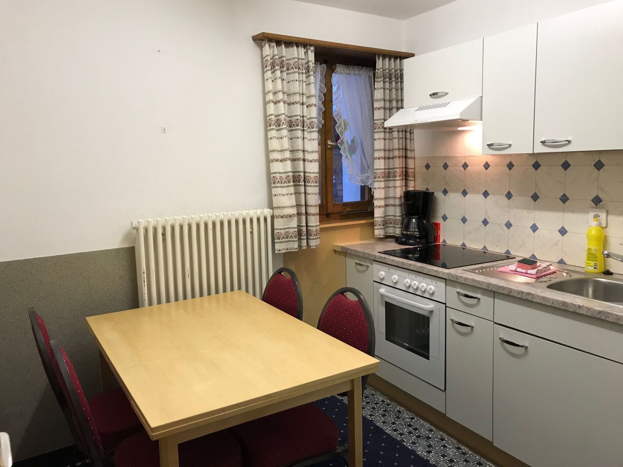 Appartement Ferienwohnungen Chasa Valär, (Scuol) – Cuisine et coin repas, photo 8 sur 14