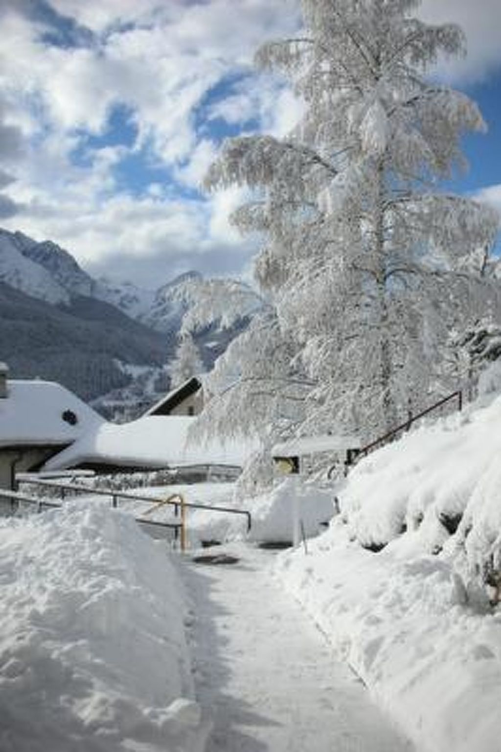 Chasa Bainvgnü, (Scuol) - Draußen