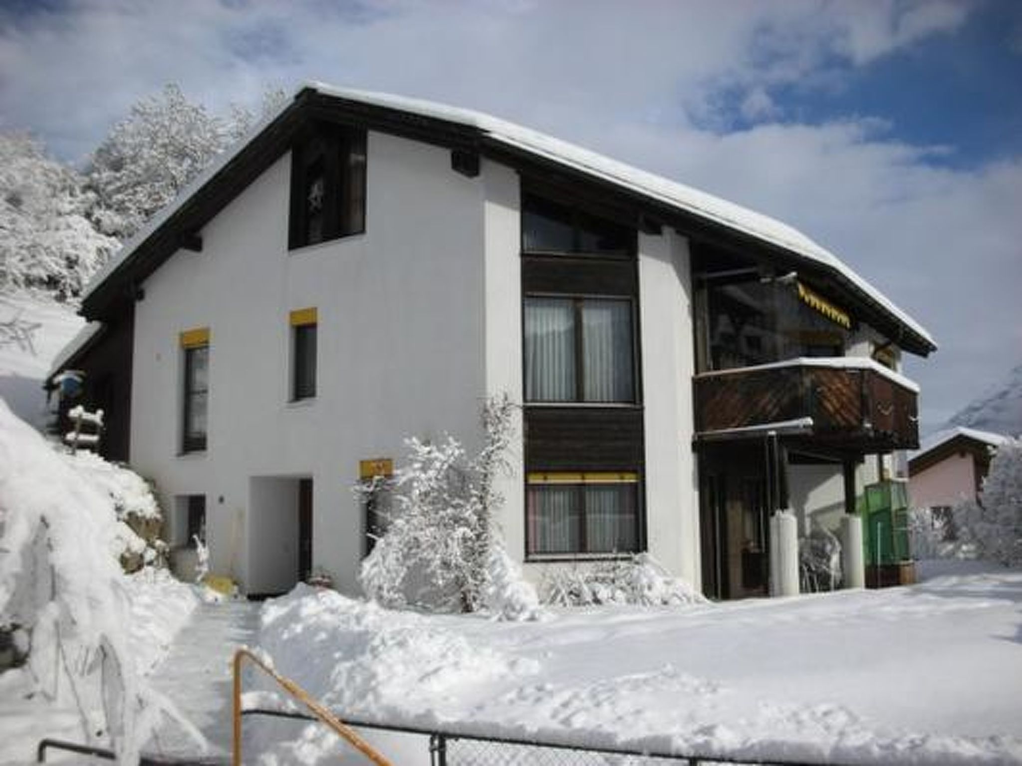 Chasa Bainvgnü, (Scuol).