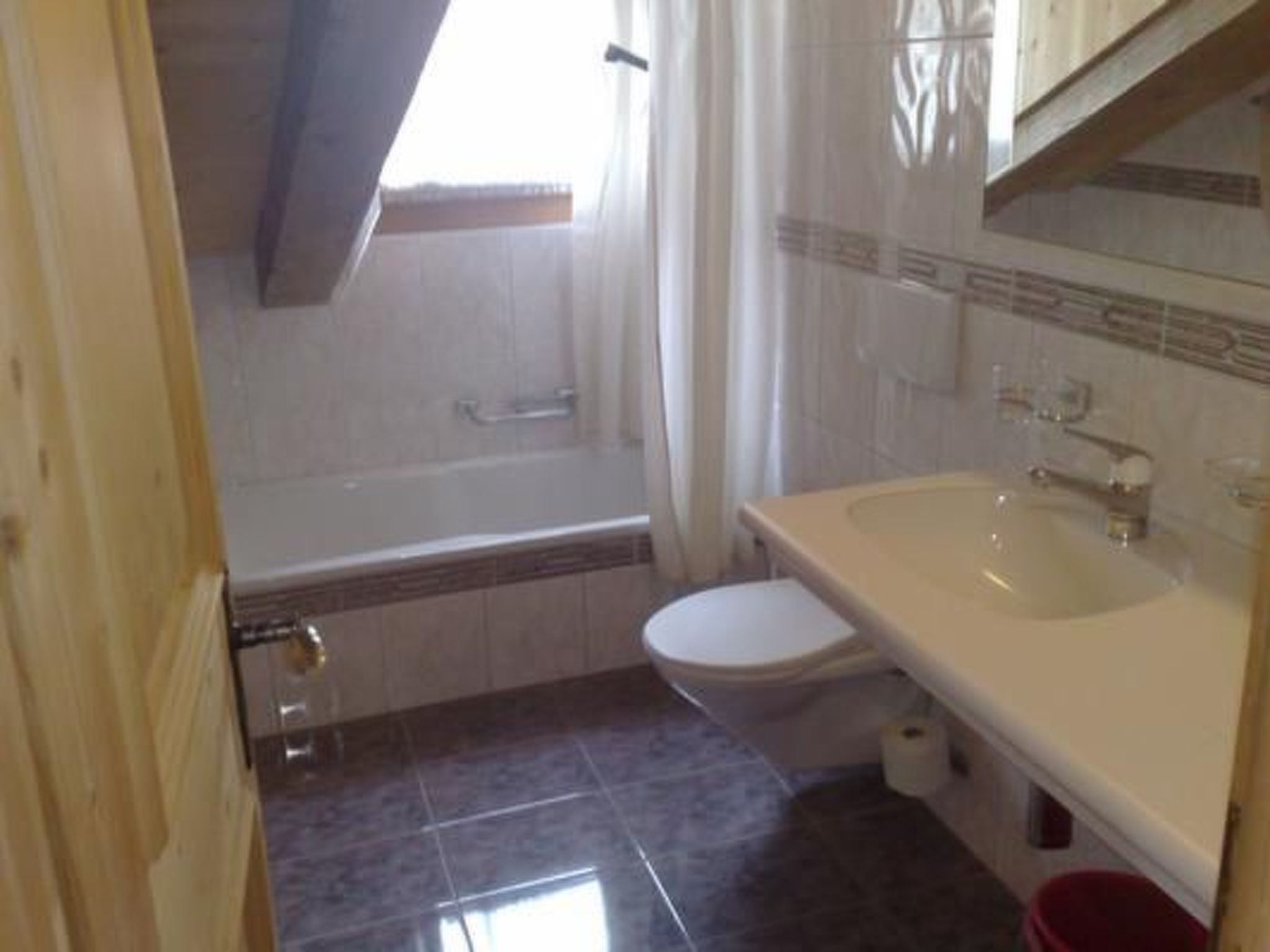 Appartement Ferienwohnungen Chasa Valär, (Scuol) – Salle de bains, photo 17 sur 18