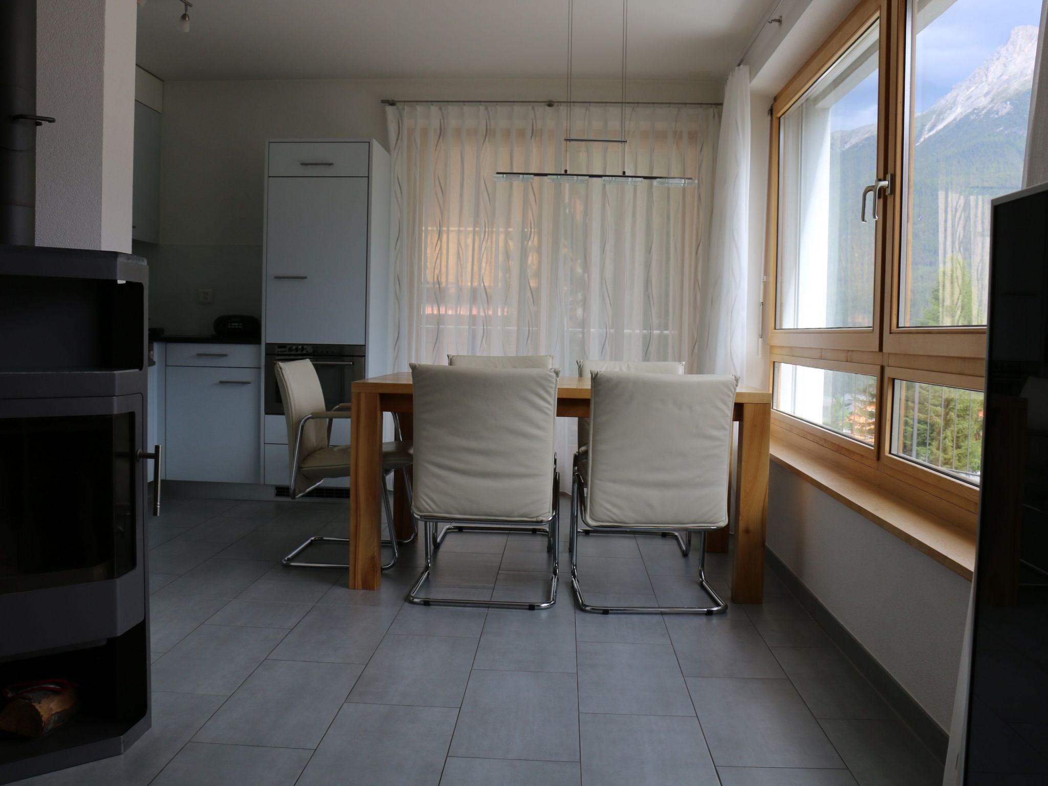 Appartement Chasa Azura, (Scuol) – Cuisine et coin repas, photo 35 sur 38