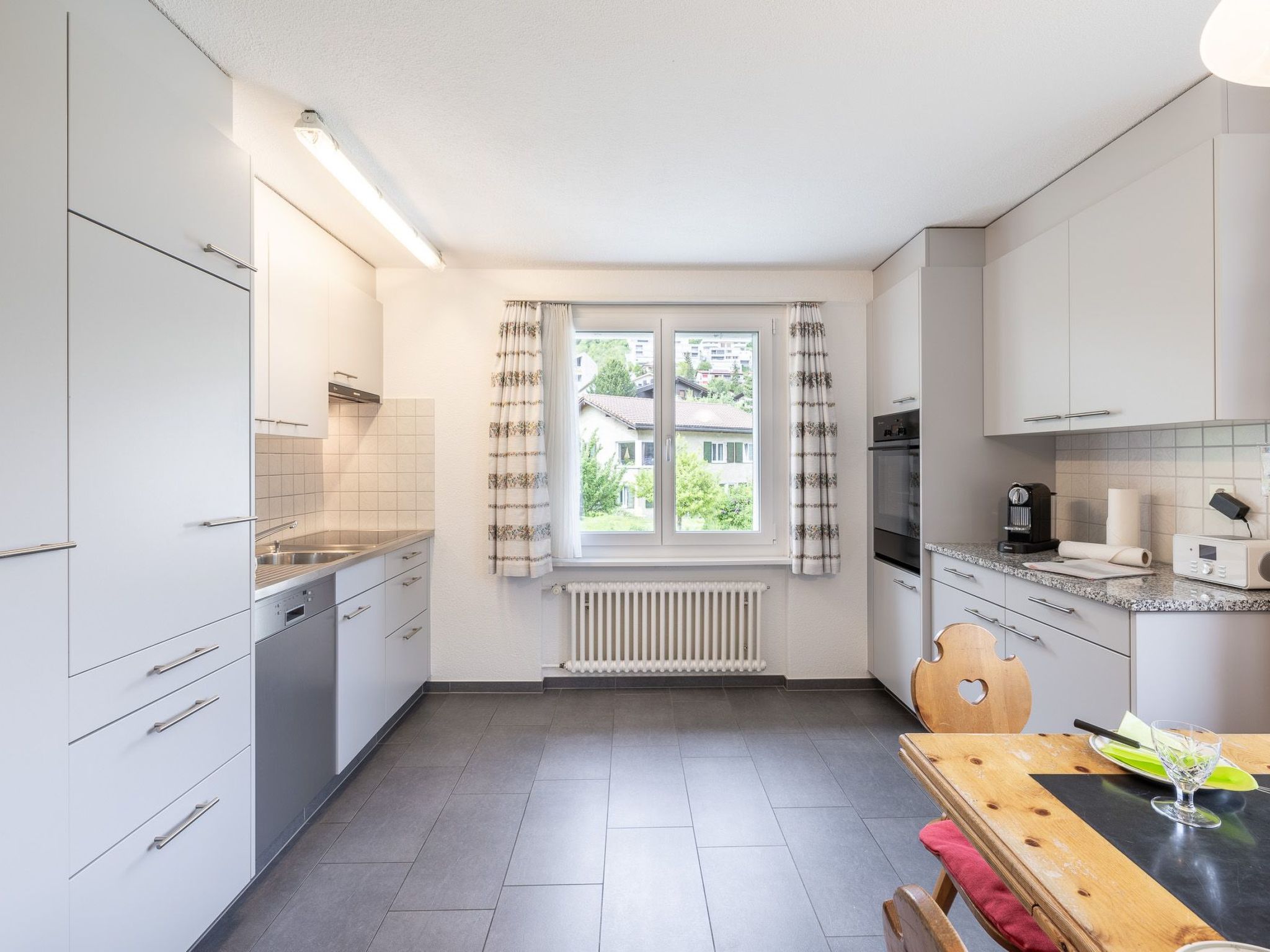 Appartement WÜEST, (Scuol) – Cuisine et coin repas, photo 19 sur 24