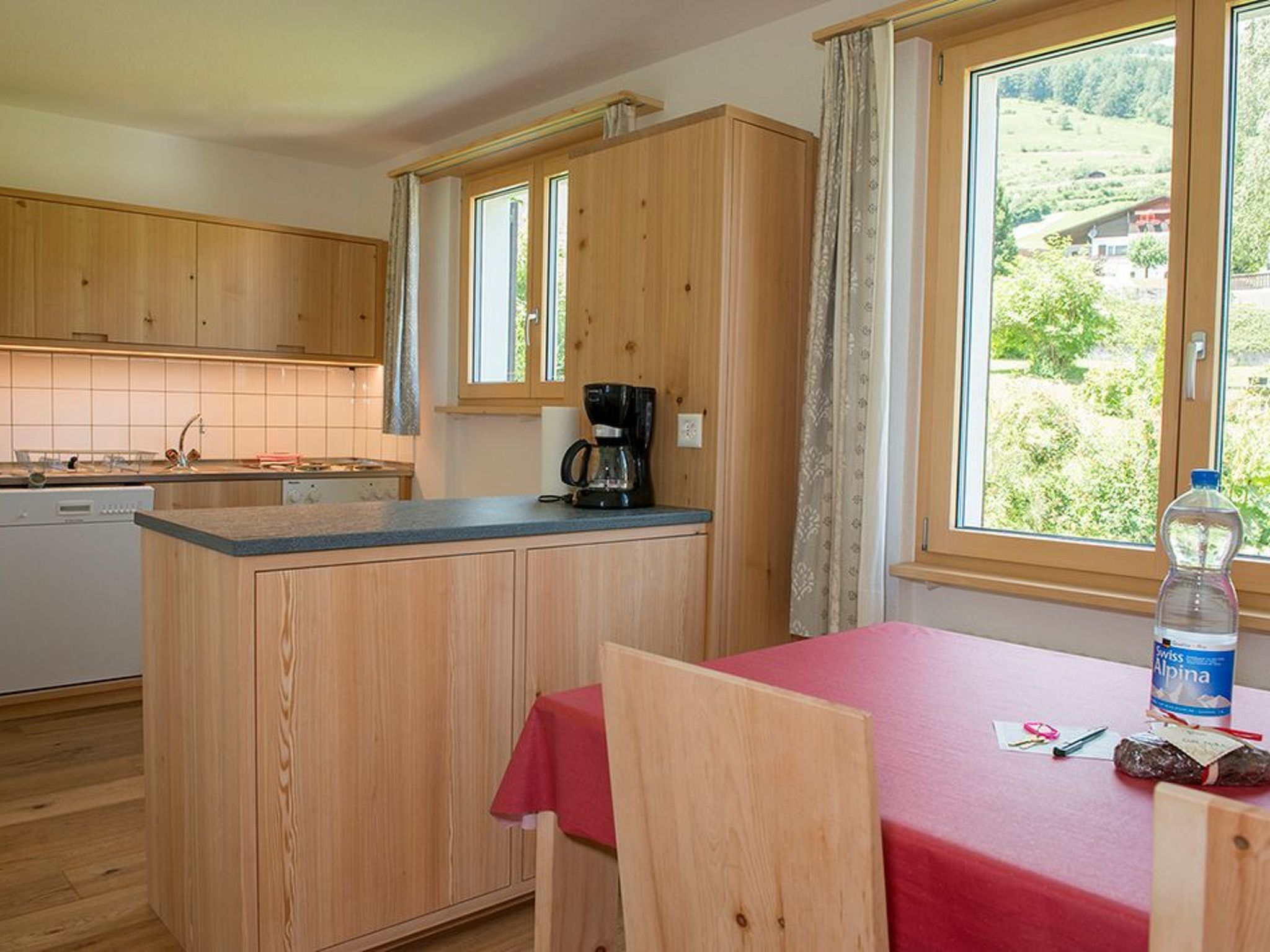 Appartement LANIUS, (Scuol) – Cuisine et coin repas, photo 22 sur 22