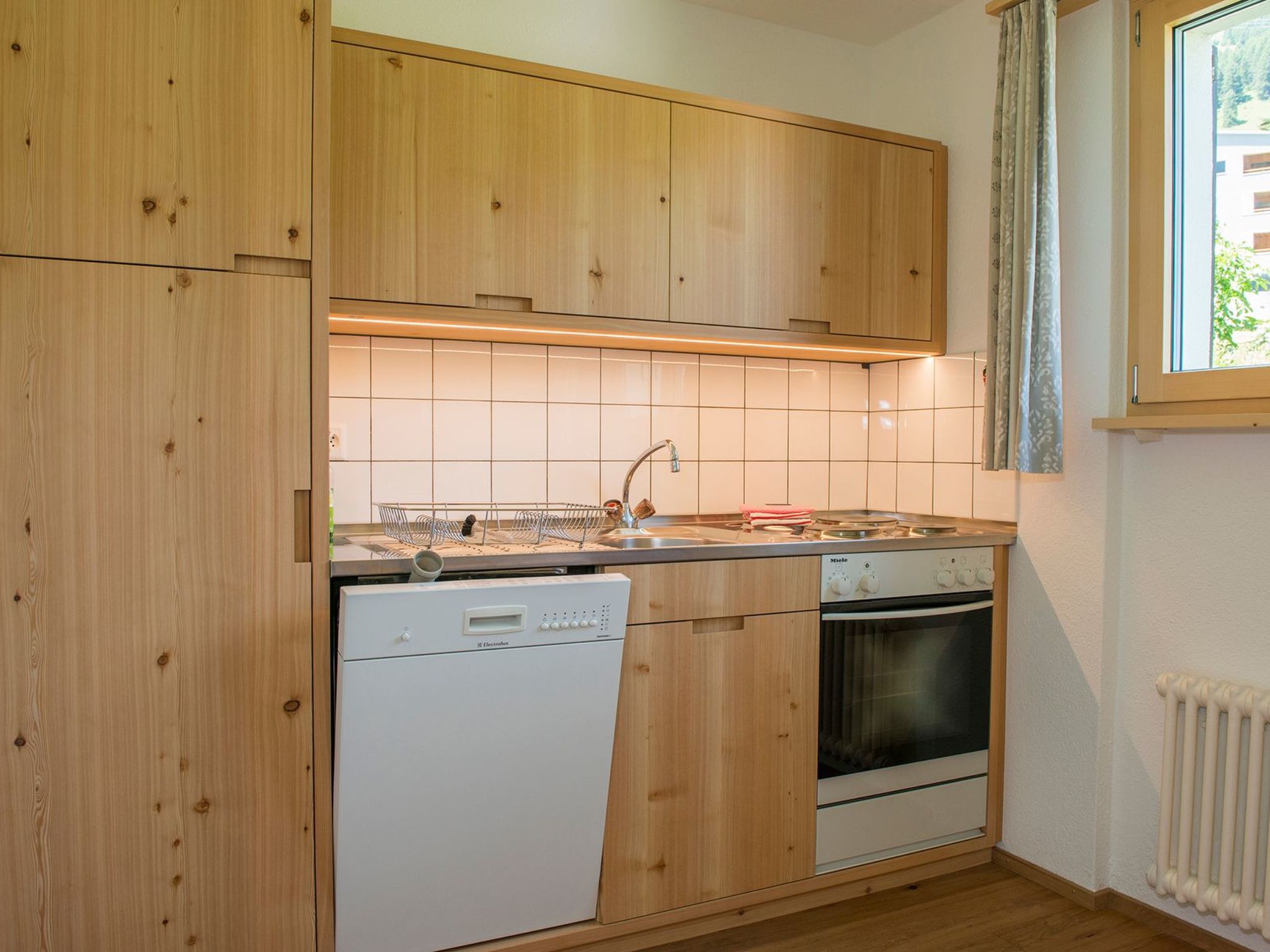 Appartement LANIUS, (Scuol) – Cuisine et coin repas, photo 18 sur 22