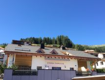 Chasa Cumulus: Uw knusse vakantieappartement in Ftan, direct aan de skipiste - thumbnail 1