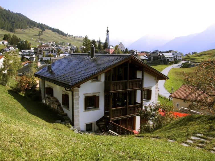 8-persoons appartement in Ftan met bergzicht en meer op 300m in Ftan