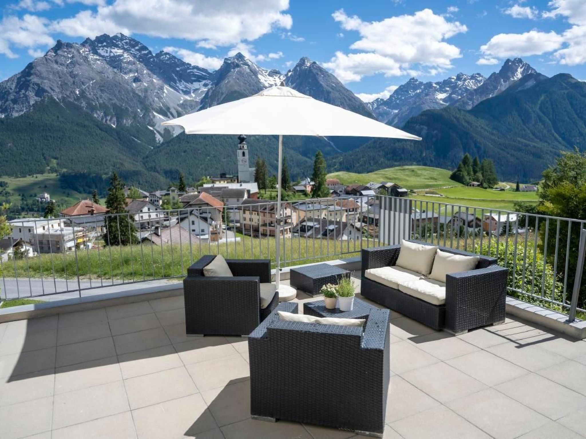 The semi-detached house was built in 2011 and is located right next to the Prui chairlift, which was built in 2010 and leads to the Motta Naluns skiing and hiking area.The flat is located on the 1st f..