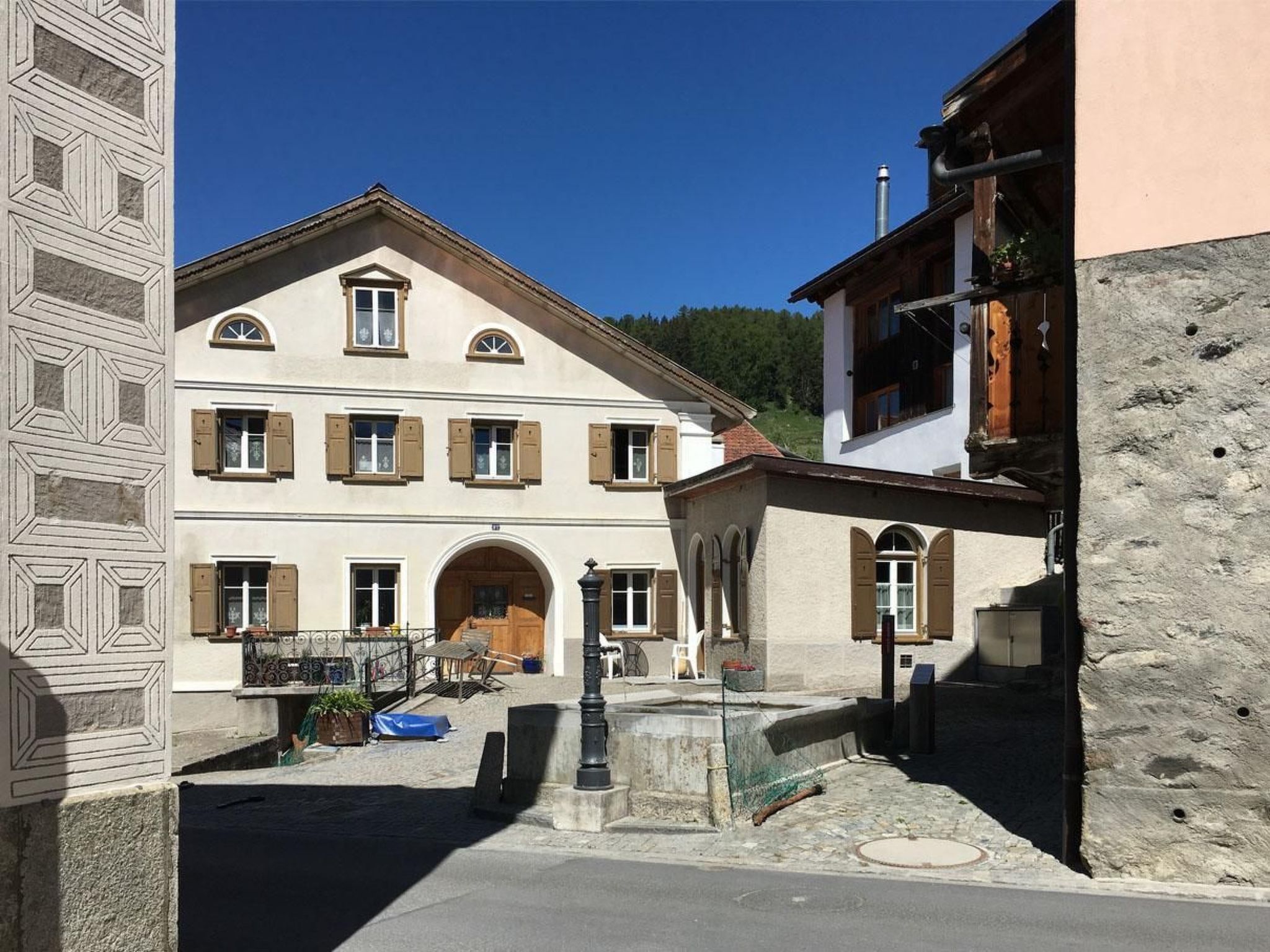 This charming holiday flat in Ftan, Canton Graubünden, is perfect for 2 people looking for a relaxing break in idyllic surroundings. The flat has a bedroom that can be carefully darkened to guarantee..