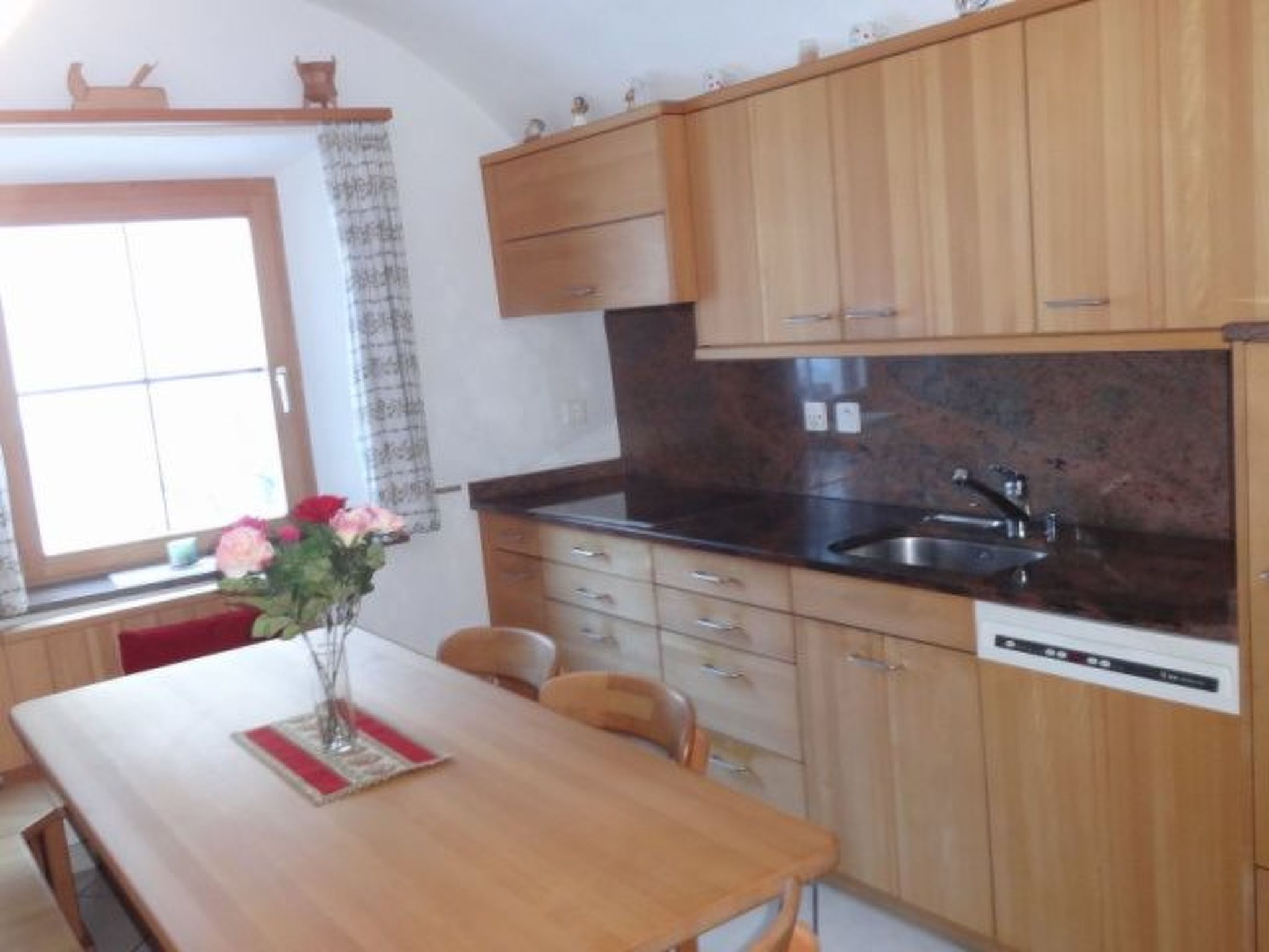 Appartement Chasa Quadra, (Tarasp) – Cuisine et coin repas, photo 4 sur 19