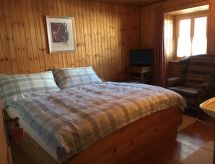 Knusse bergkamer in Sent met uitzicht op de Zwitserse Alpen - thumbnail 1