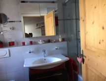 Knusse bergkamer in Sent met uitzicht op de Zwitserse Alpen - thumbnail 2