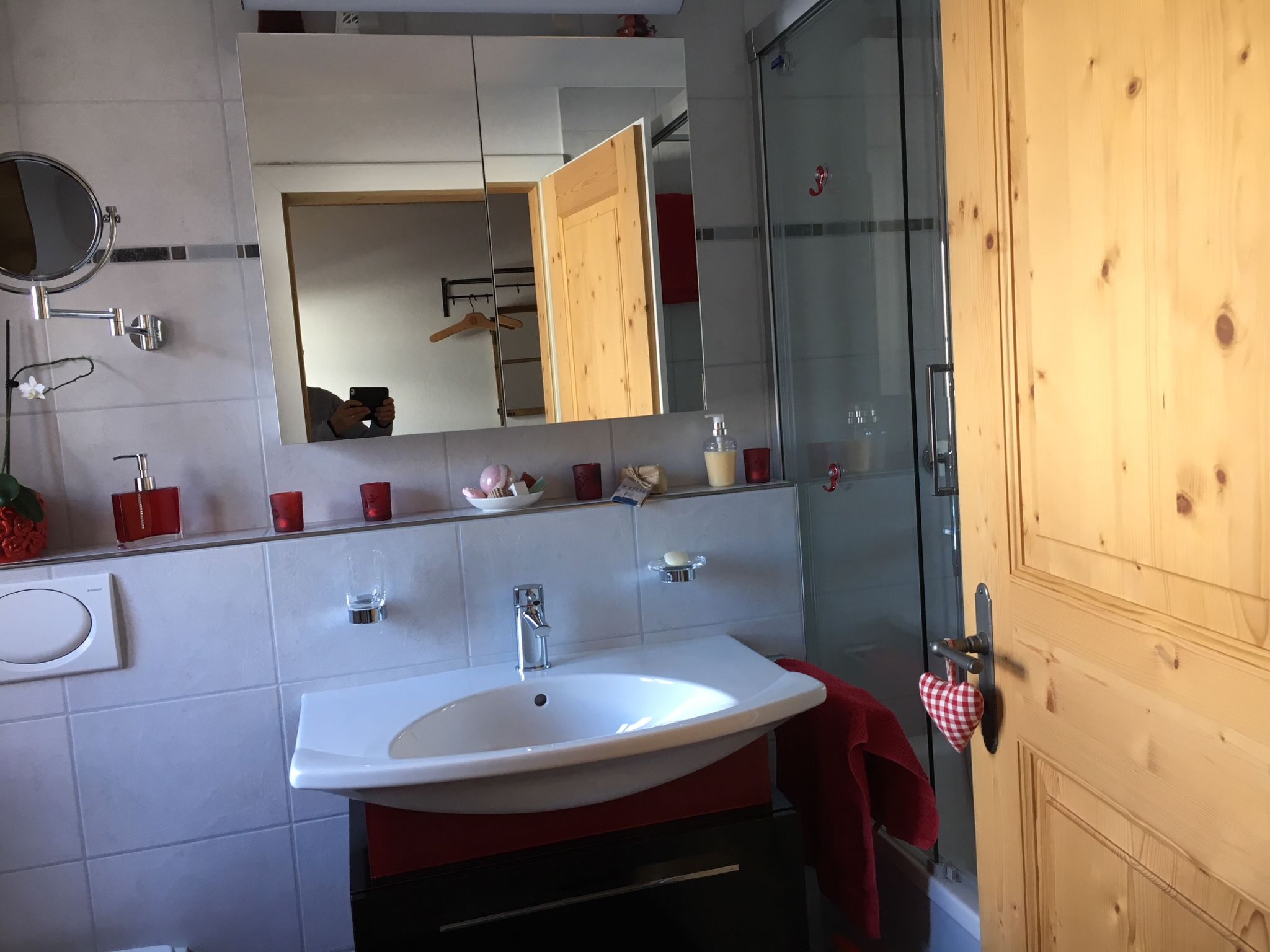 Knusse bergkamer in Sent met uitzicht op de Zwitserse Alpen - foto 2