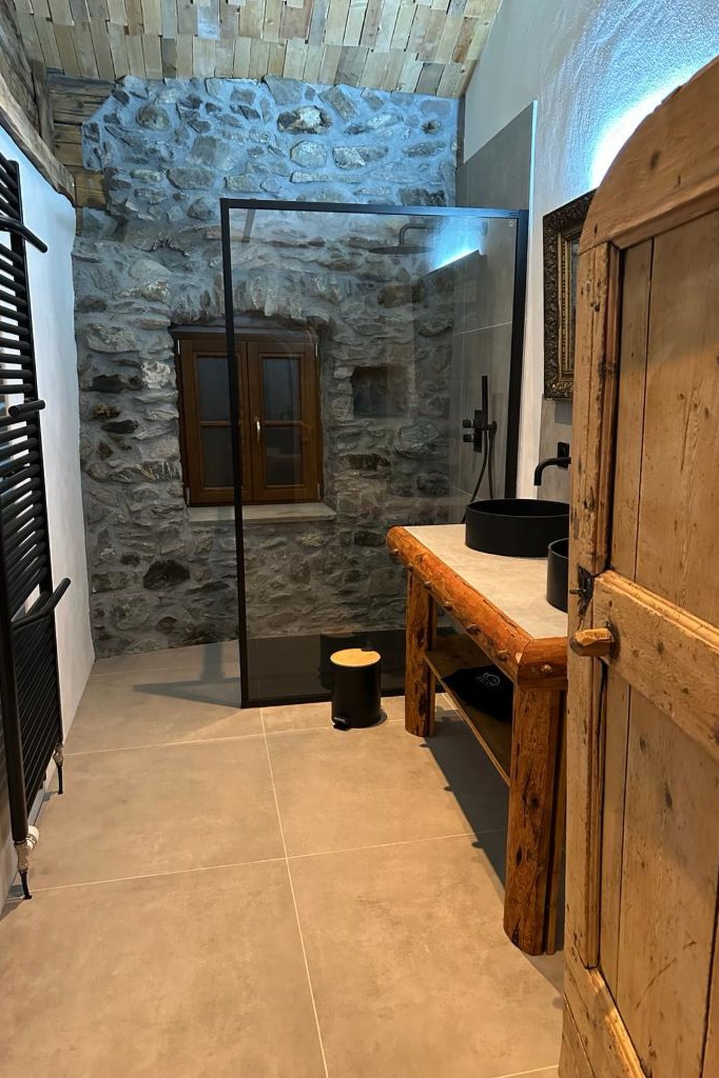 CHASA VEGLIA, (Sent). - Drinnen