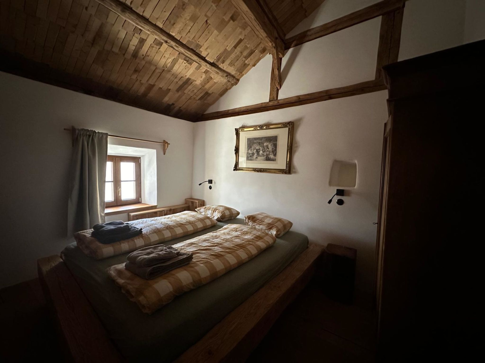 CHASA VEGLIA, (Sent). - Drinnen