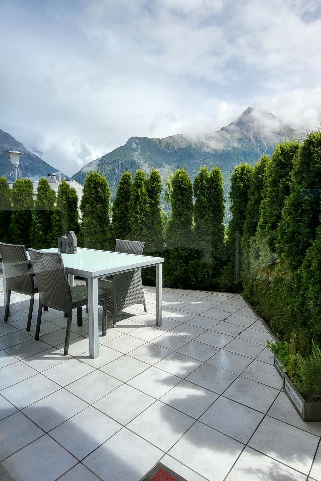 Chasa Scandella, (Sent). - Draußen