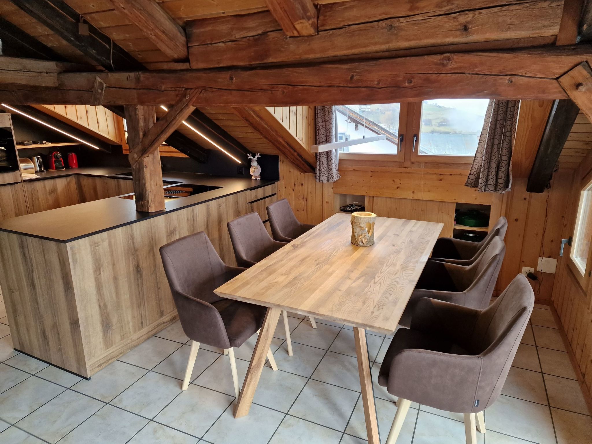 Dachwohnung Plazzetta 23, (Sent). - Binnen