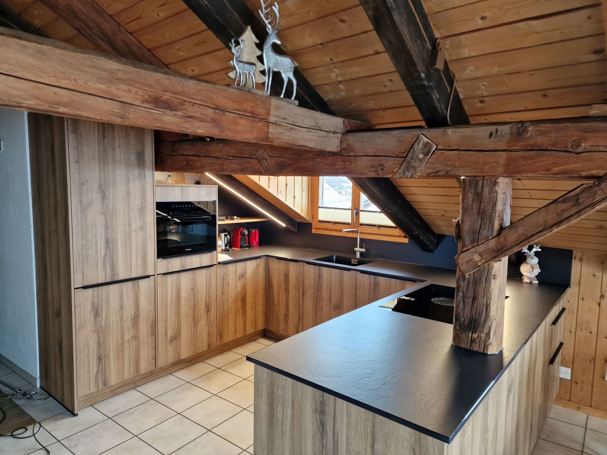 Dachwohnung Plazzetta 23, (Sent). - Binnen