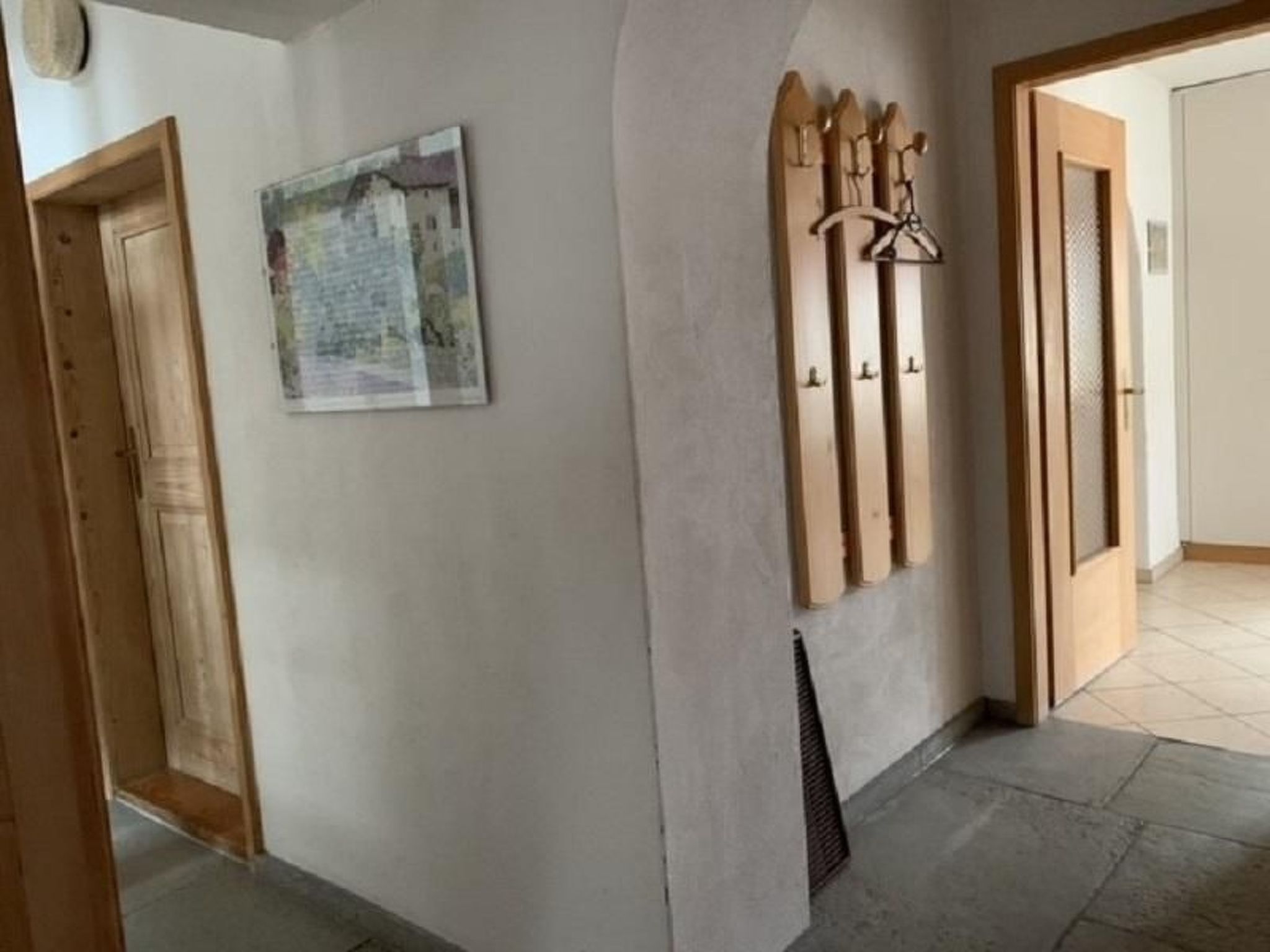Discover the charm of the cosy flat in the vibrant heart of Press, a picturesque location next to the majestic CASTELMUR castle. Perfect for 6 persons, this flat is ideal for those seeking an escape f..
