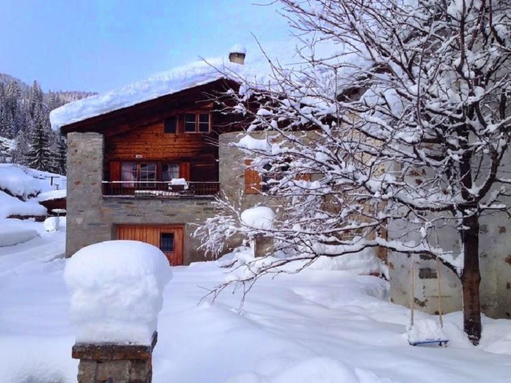 Berghaus auf 1'500 MüM, 20 Min. von Oberengadin (St. Moritz-Pontresina), 20 Min. von Veltlin (Weinprod.) und 20 Min. von Livigno (Zollfreie Zone), am Eingang Naturreservats. Ski Pisten (Diavolezza/La..