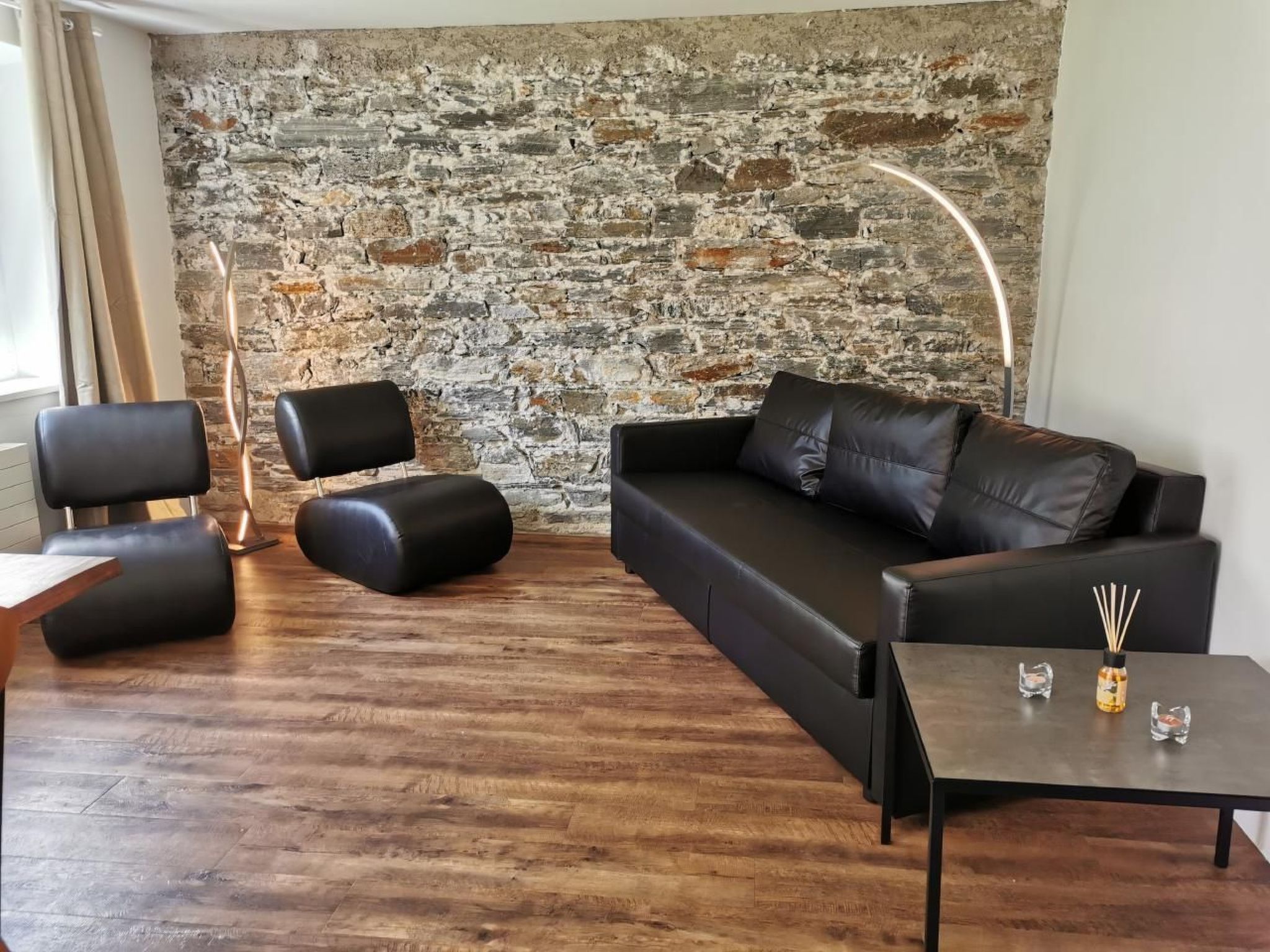 Maximaal 2 huisdieren/honden toegestaan. The beautiful, completely renovated flat is located in a 3-family house on the ground floor and is centrally located near the village centre of Poschiavo.The f..