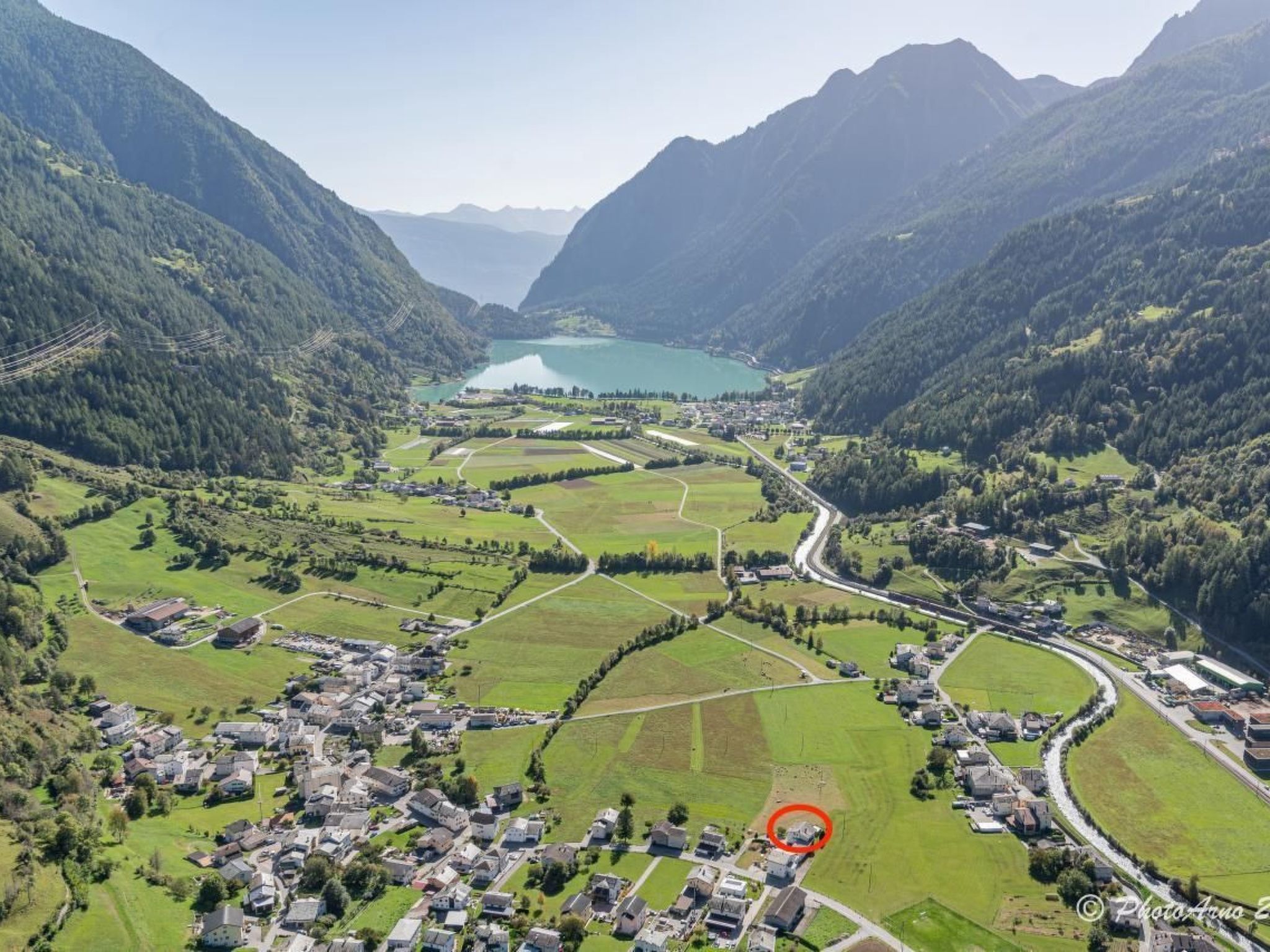 Welcome to our comfortable 2.5-room holiday flat, on the 2nd floor of a two-family house, with a sunny garden in the open country. Enjoy the quiet location and the view of impressive mountains with id..