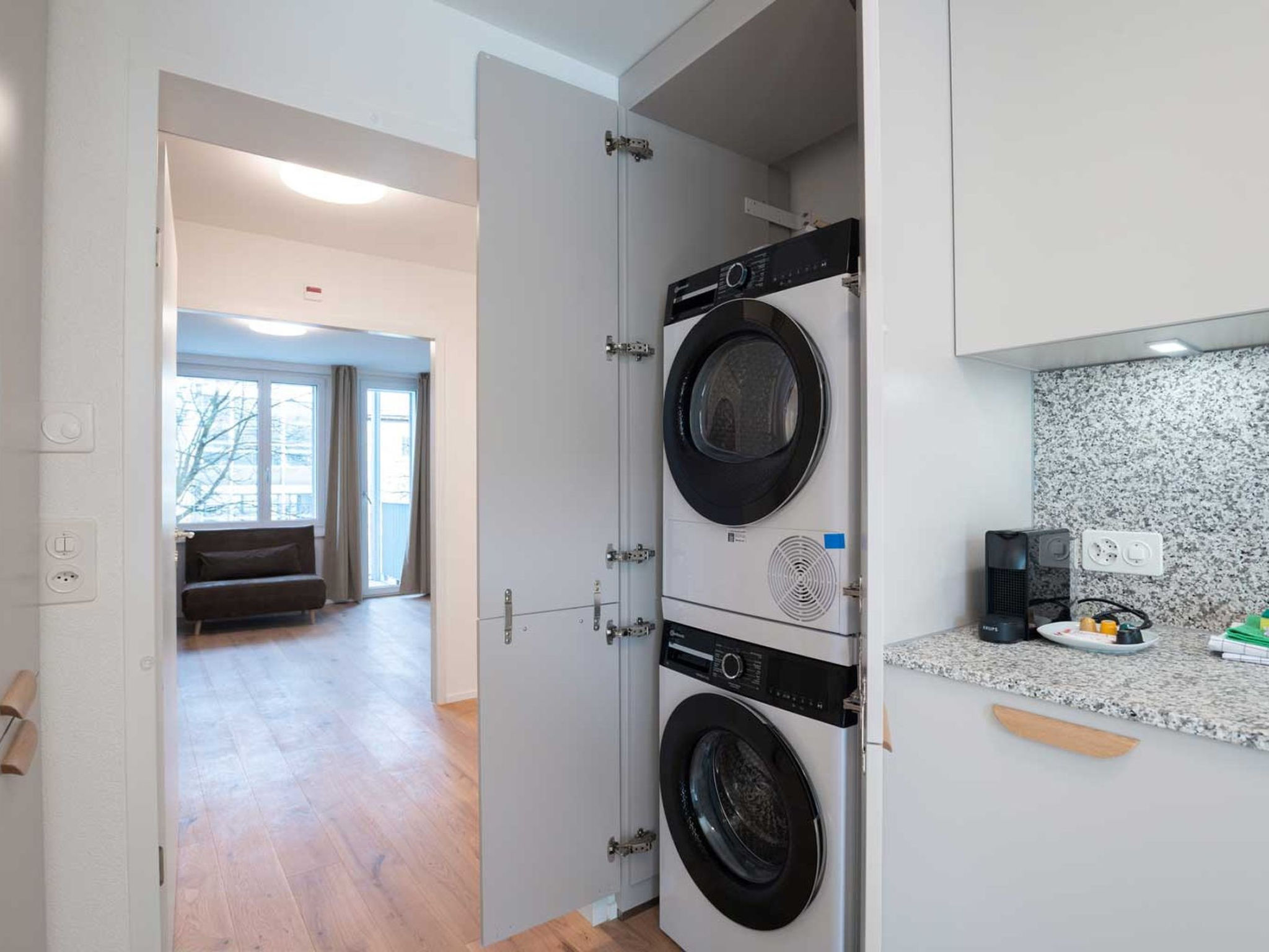 ZH Pink GF - Letzigrund HITrental Apartment - Drinnen