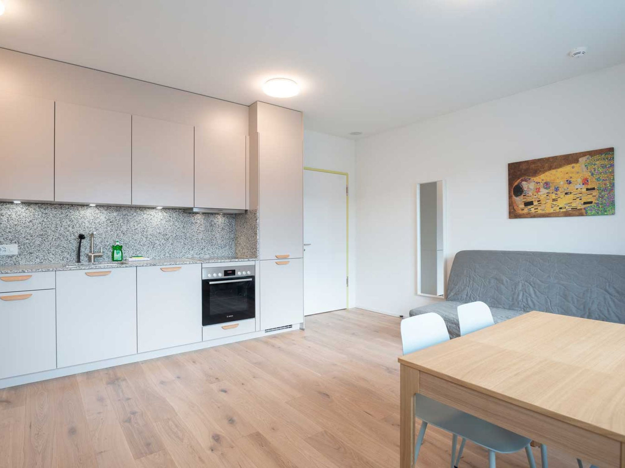 ZH Yellow 5 - Letzigrund HITrental Apartment - Drinnen