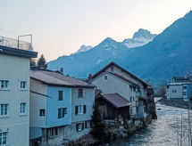 Vrijstaande vakantiewoning aan de rivier in Schwanden, Glarus – 6 personen - thumbnail 1
