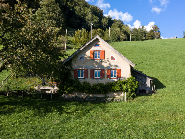 64 m2. 1 huisdier/hond toegestaan. Meer informatie beschikbaar bij de aanbieder: The cozy 3.5-room "Obereichholzberg" mountain vacation home is located in the midst of forests and meadows above Weesen..