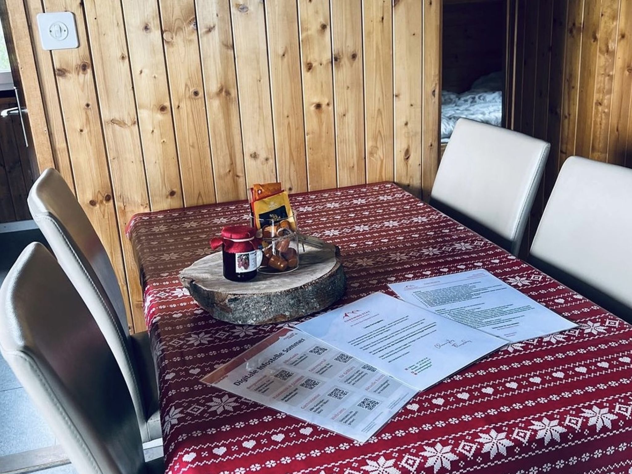 Chalet Wiesehöckli (CharmingStay). 3 Zimmerwohnung Bad/Dusche/Balkon/Aussen-Whi - Drinnen