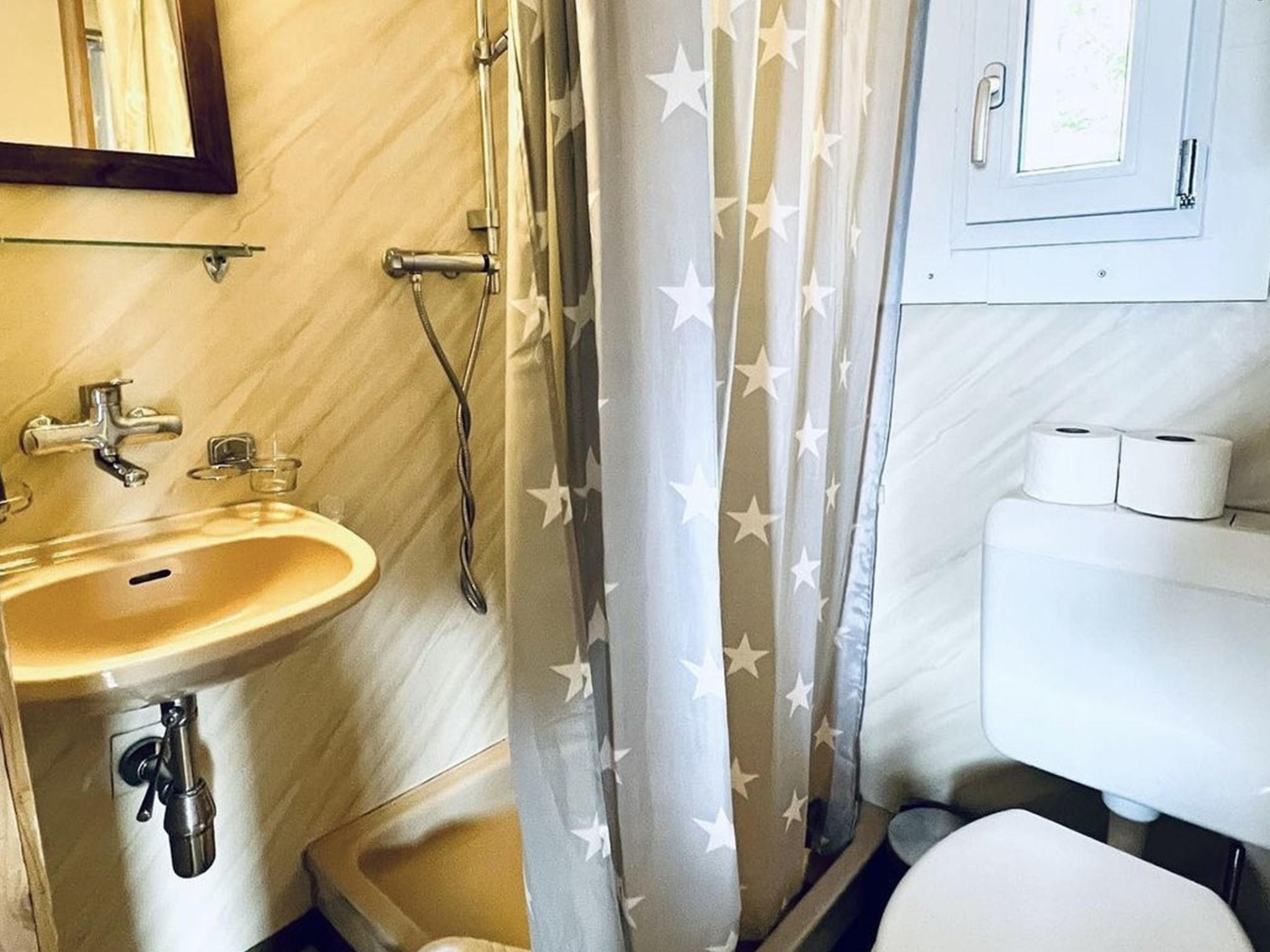 Chalet Wiesehöckli (CharmingStay). 3 Zimmerwohnung Bad/Dusche/Balkon/Aussen-Whi - Drinnen