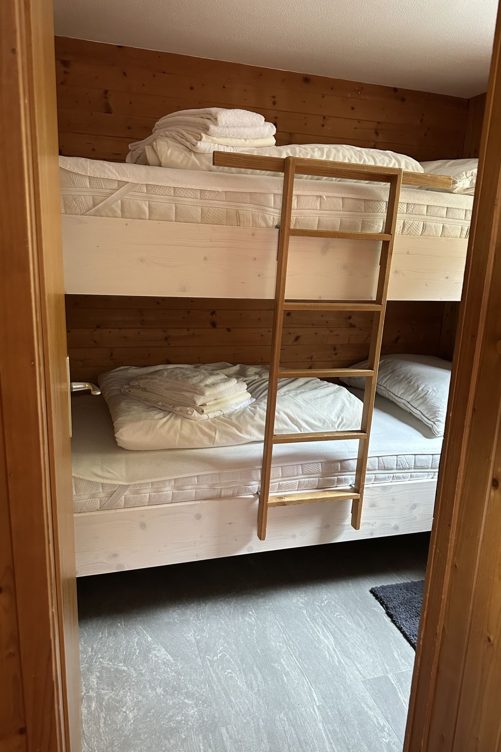 Chalet Wiesehöckli (CharmingStay). 3 Zimmerwohnung Bad/Dusche/Balkon/Aussen-Whi - Drinnen