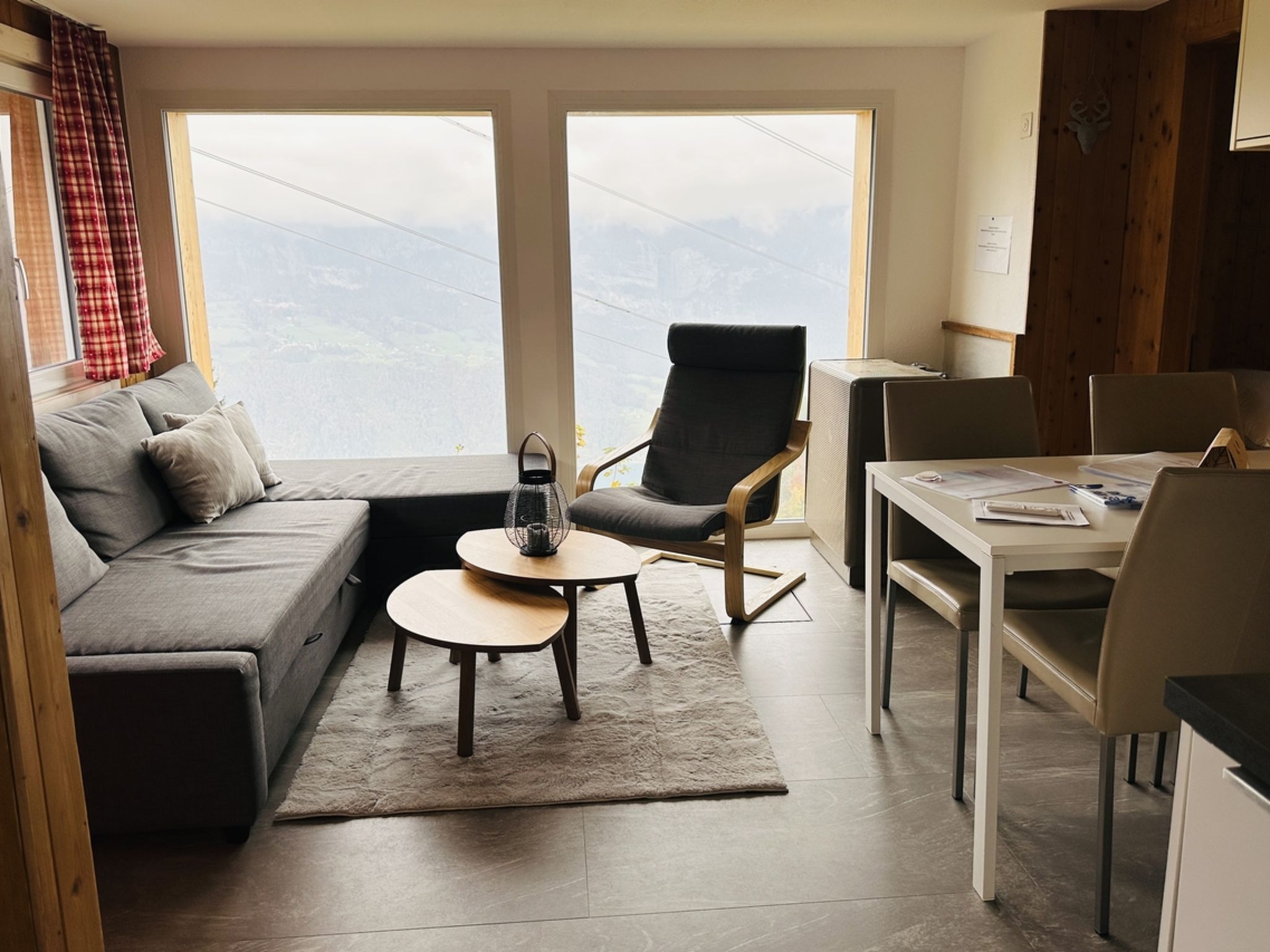 Chalet Wiesehöckli (CharmingStay). 3 Zimmerwohnung Bad/Dusche/Balkon/Aussen-Whi - Drinnen