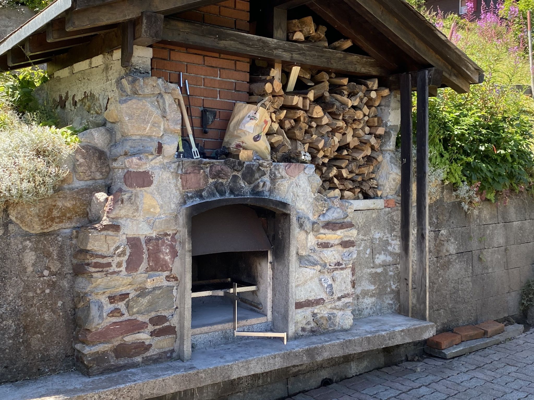 Schwendihöckli (CharmingStay). 4.5-Zimmerwohnung - Draußen