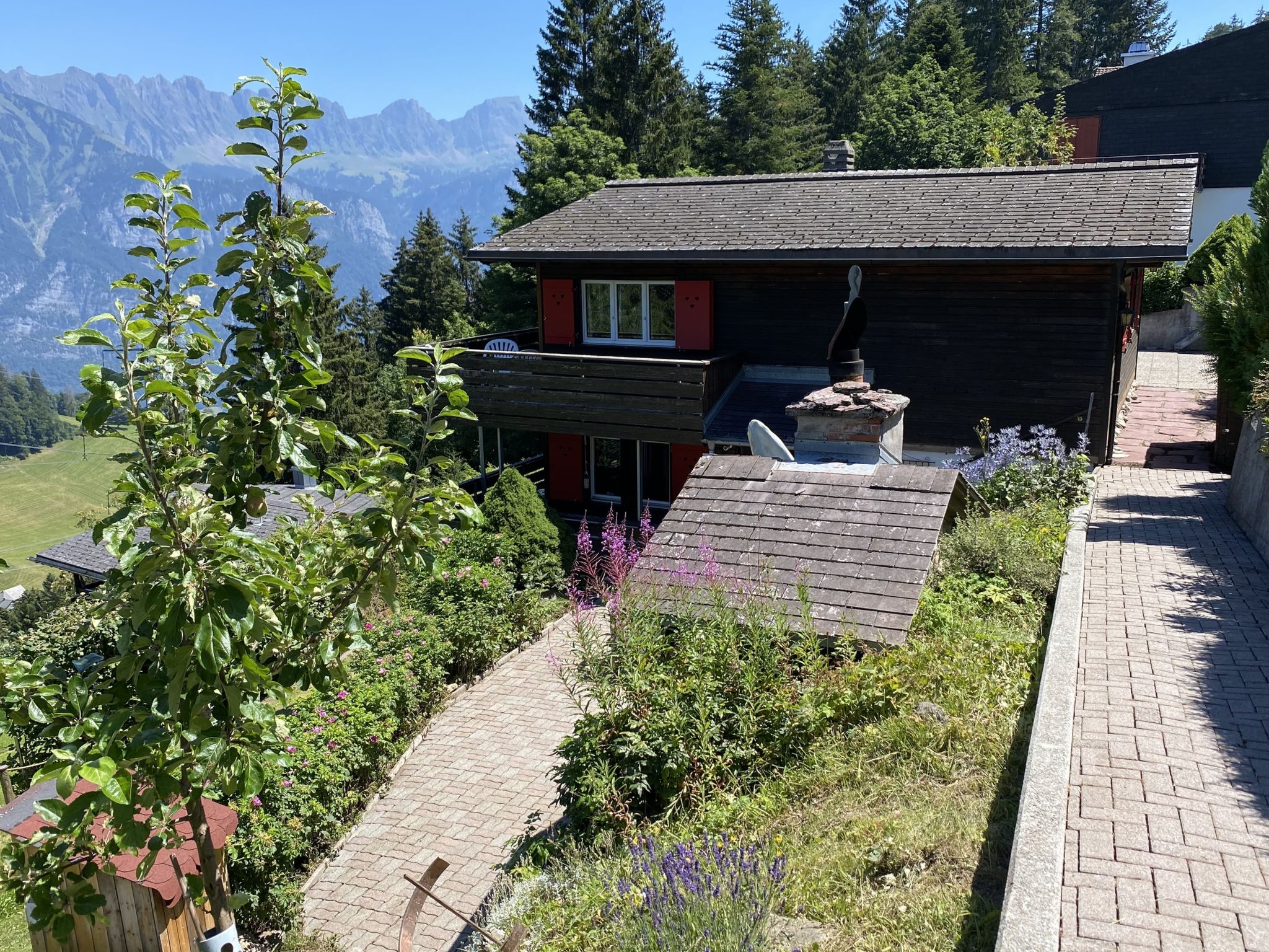 Schwendihöckli (CharmingStay). 4.5-Zimmerwohnung - Draußen