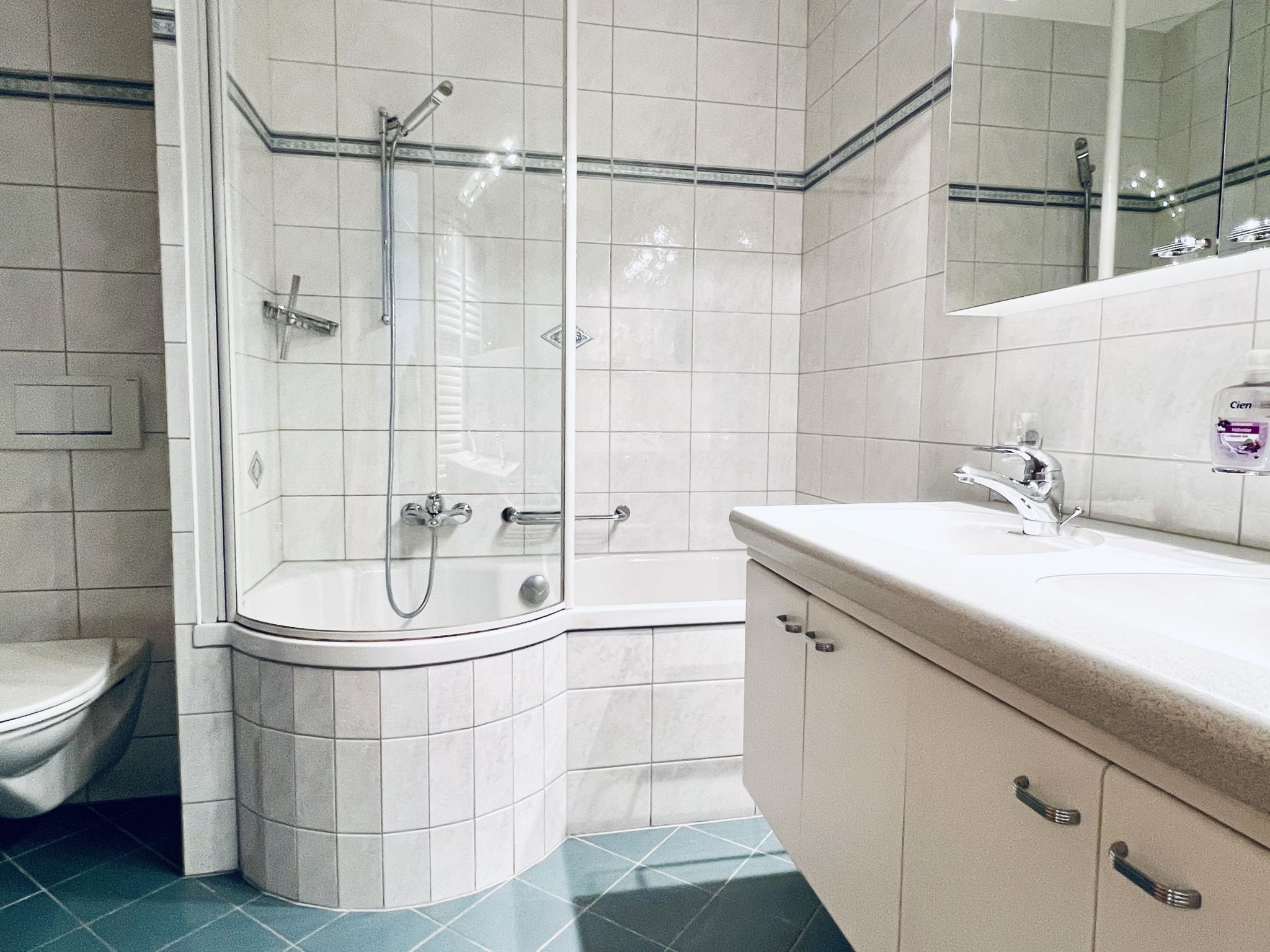 Haus Alpina (CharmingStay). 2.5-Zimmerwohnung mit zwei Balkonen - Drinnen