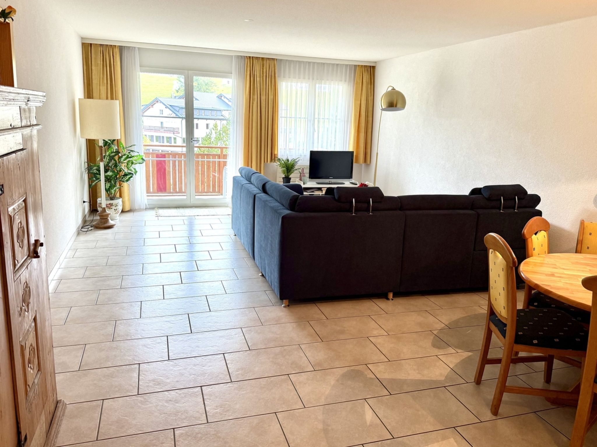 Haus Alpina (CharmingStay). 2.5-Zimmerwohnung mit zwei Balkonen - Drinnen