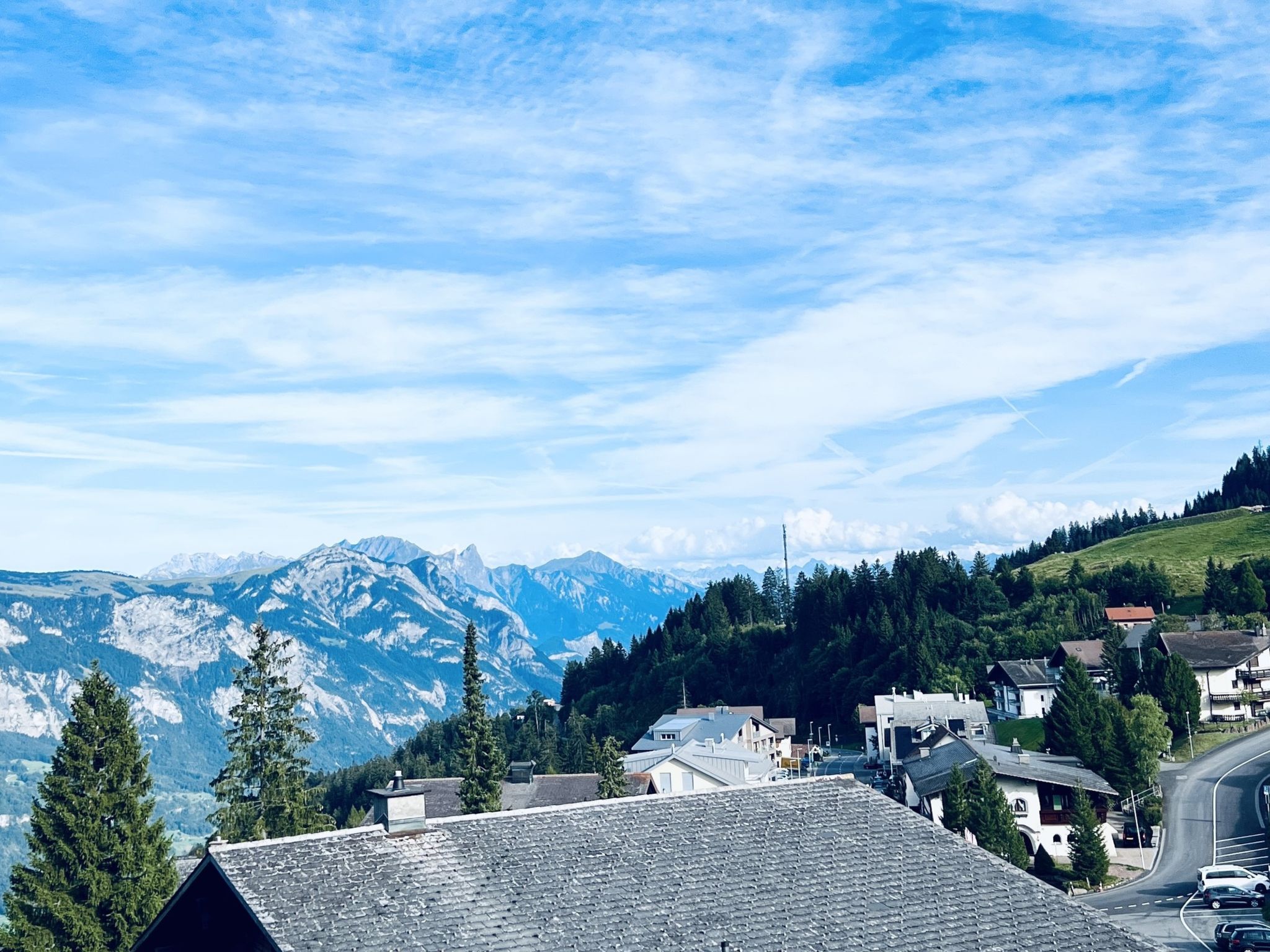 Haus Alpina (CharmingStay). 2.5-Zimmerwohnung mit zwei Balkonen - Draußen