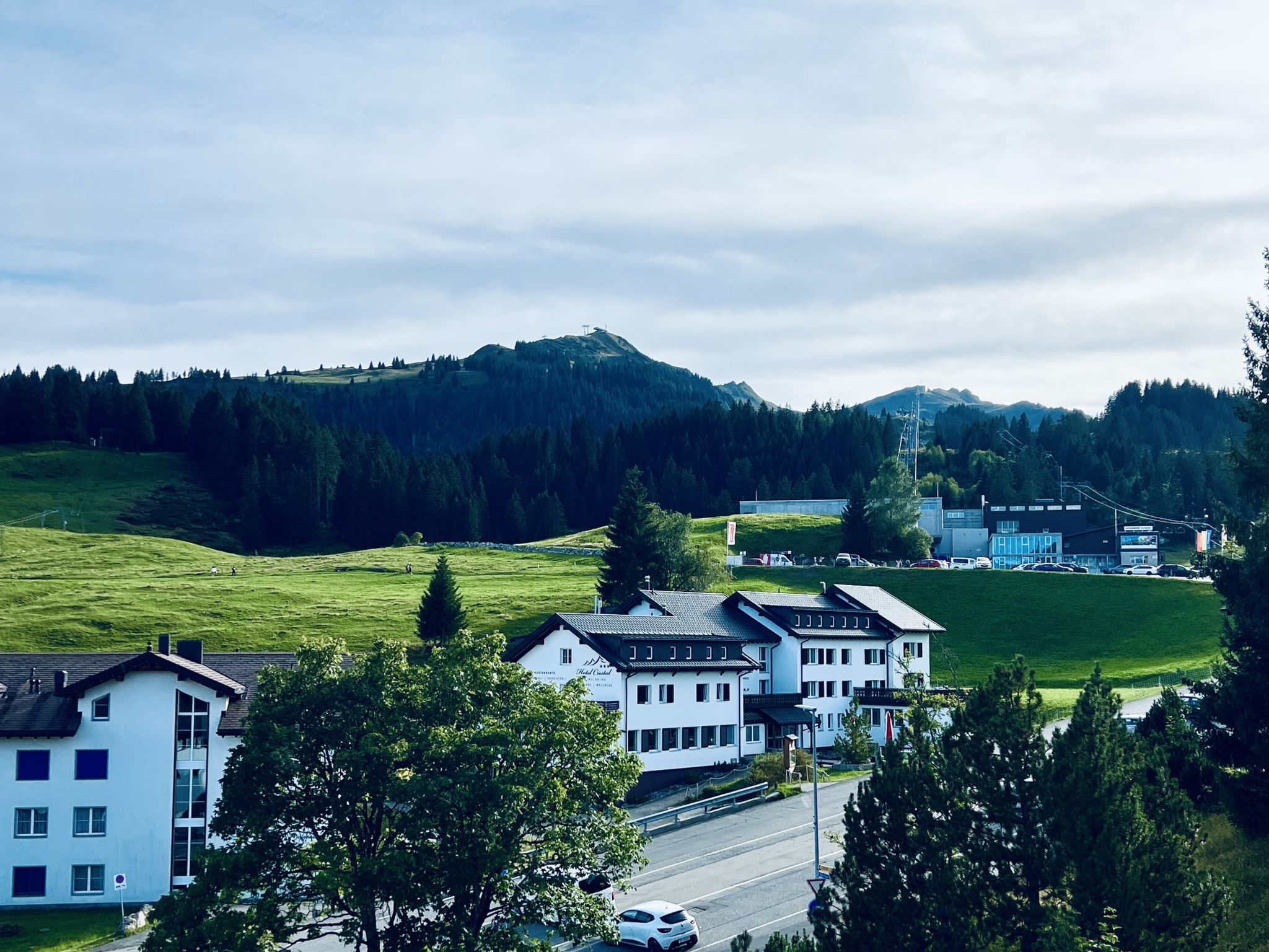 Haus Alpina (CharmingStay). 2.5-Zimmerwohnung mit zwei Balkonen - Draußen
