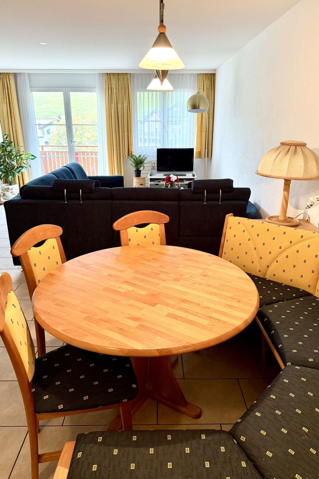 Haus Alpina (CharmingStay). 2.5-Zimmerwohnung mit zwei Balkonen - Drinnen