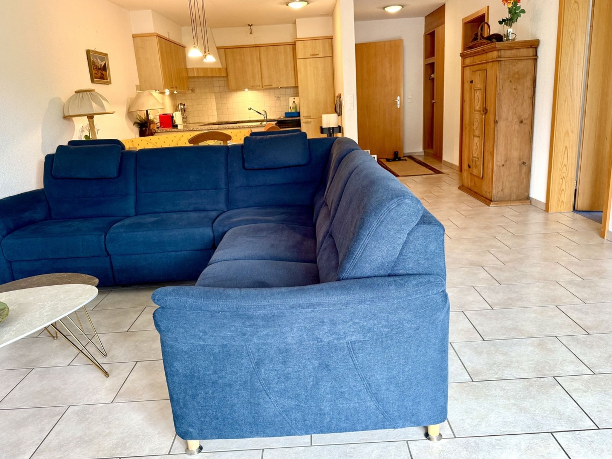 Haus Alpina (CharmingStay). 2.5-Zimmerwohnung mit zwei Balkonen - Drinnen