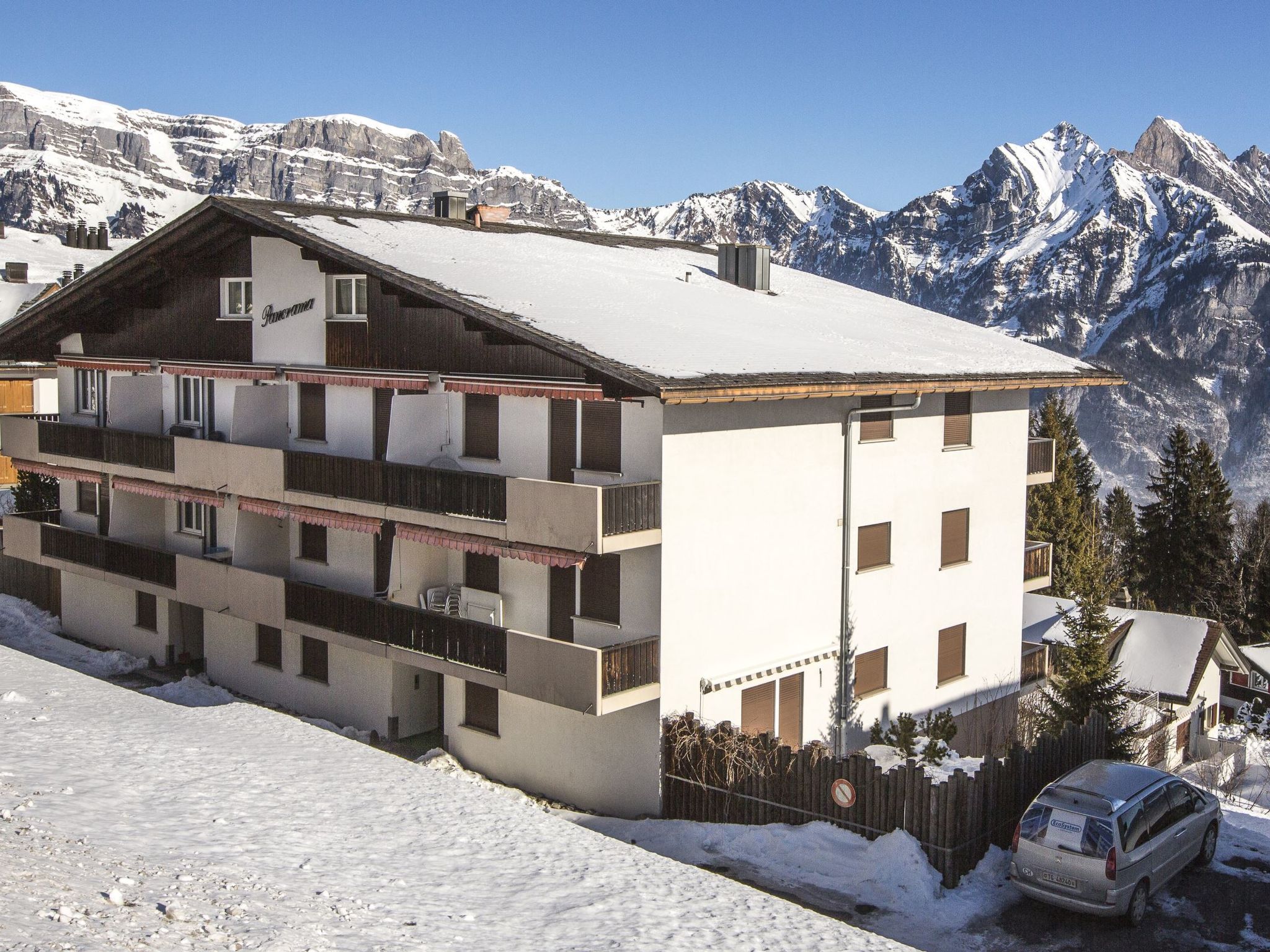 Haus Panorama Hak (CharmingStay). 4.5-Zimmerwohnung Bad/Dusche/2 Balkone