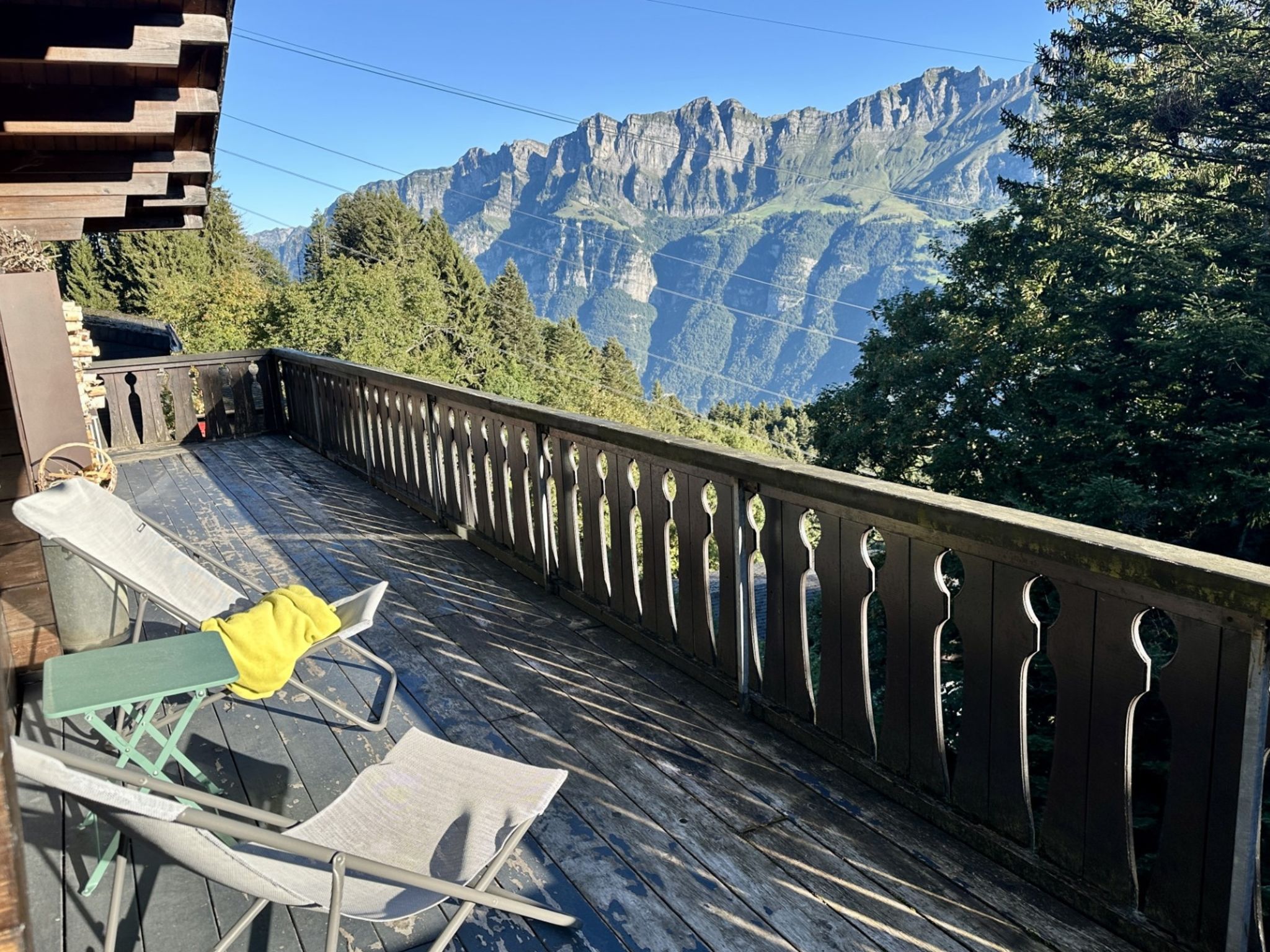 Chalet Tännli (CharmingStay). 3.5-Zimmerwohnung OG - Draußen