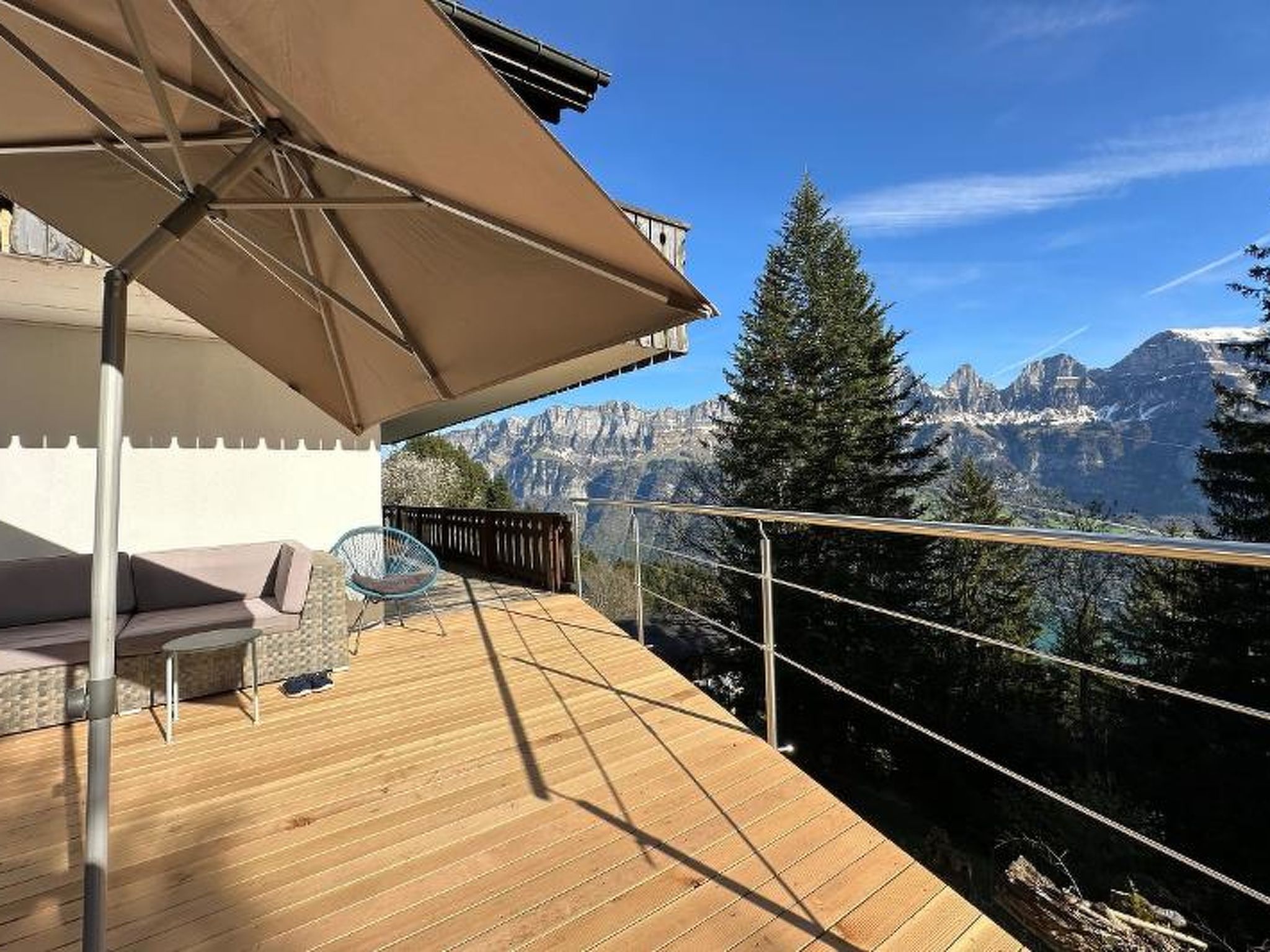 Chalet Tännli (CharmingStay). 3.5-Zimmerwohnung OG - Draußen