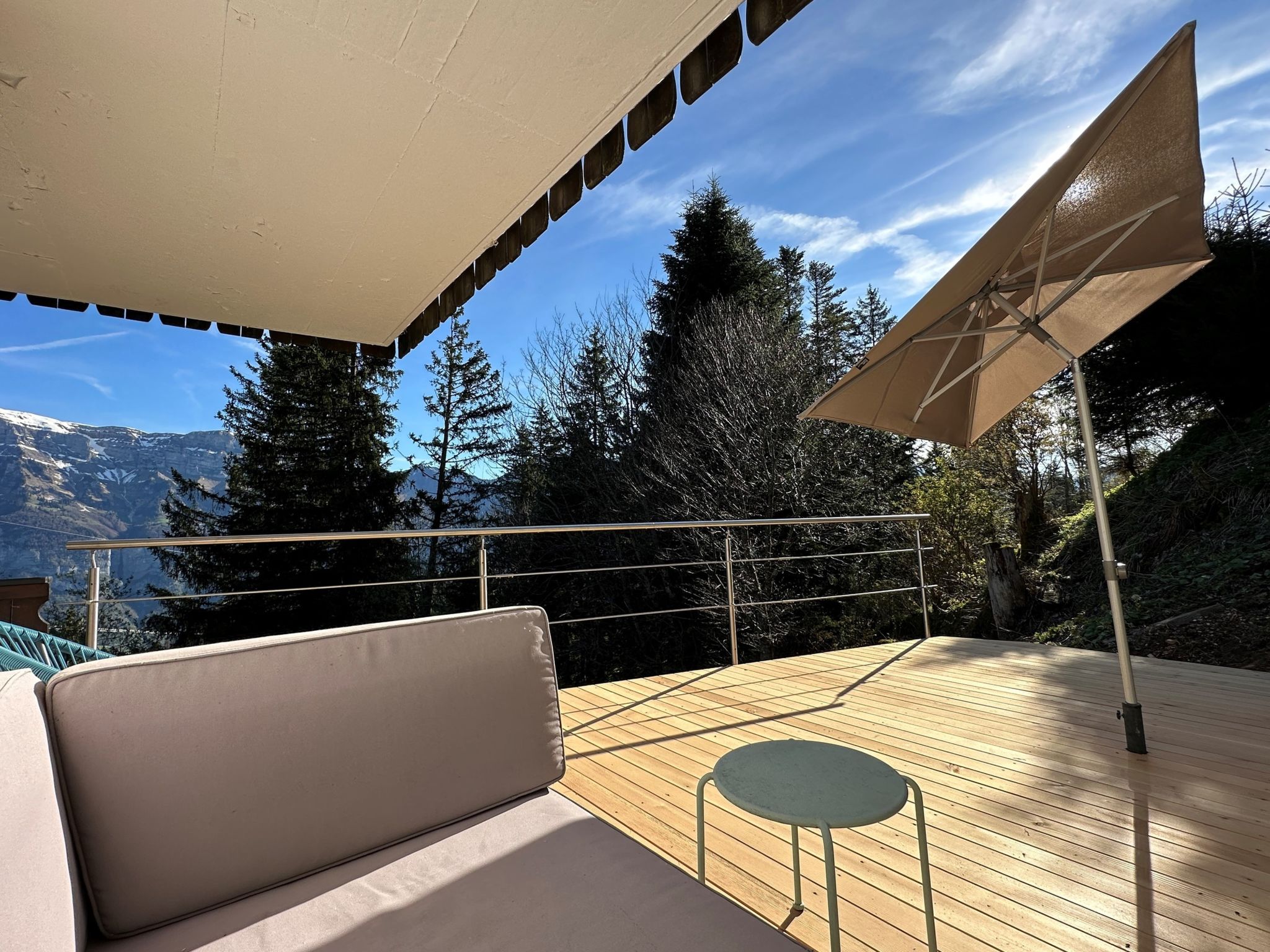 Chalet Tännli (CharmingStay). 3.5-Zimmerwohnung OG - Draußen